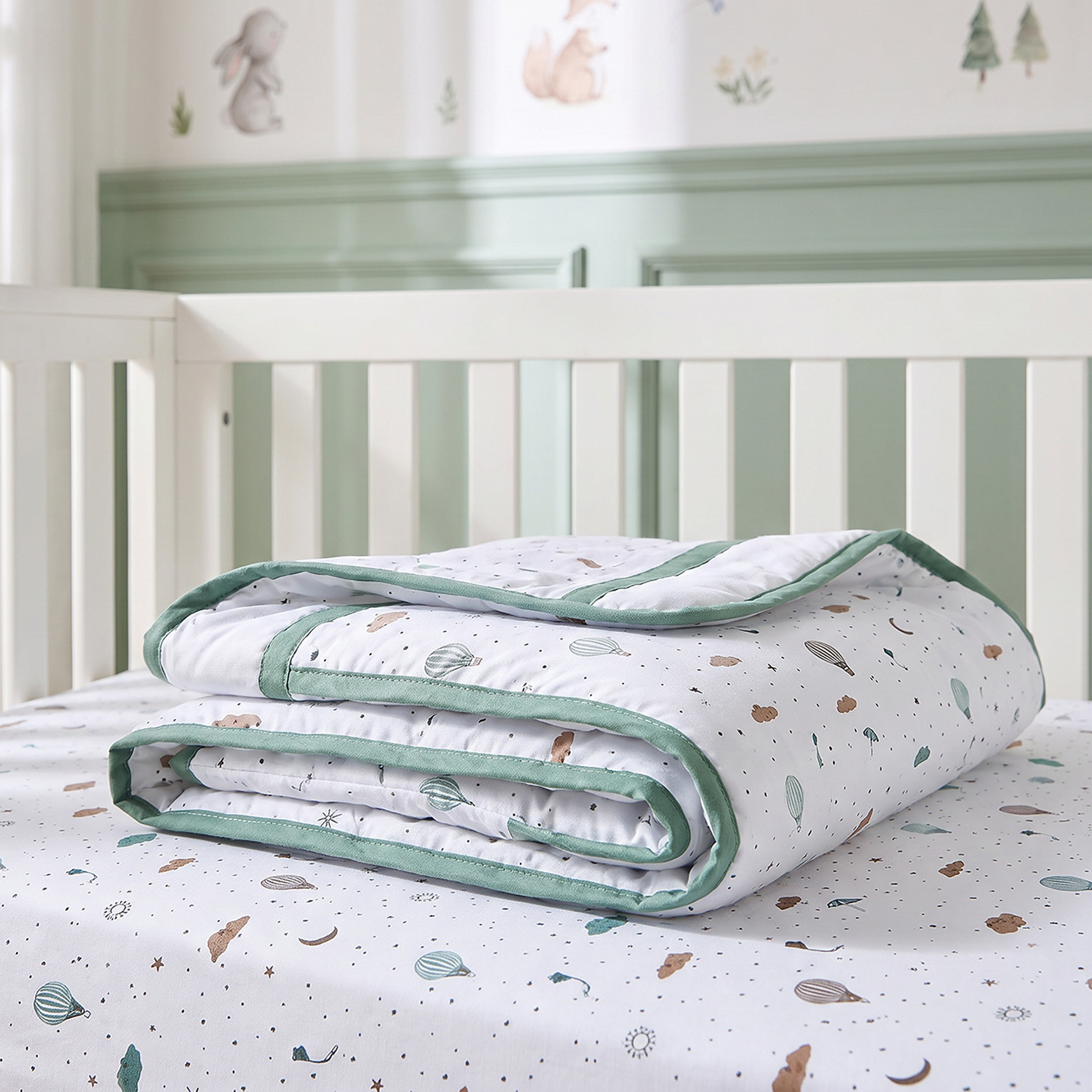 طقم مفروشات سرير قطن من 4 قطع بطبعات بالونات الهواء الساخن من جونيورز-baby-nursery-babybedding-image-9