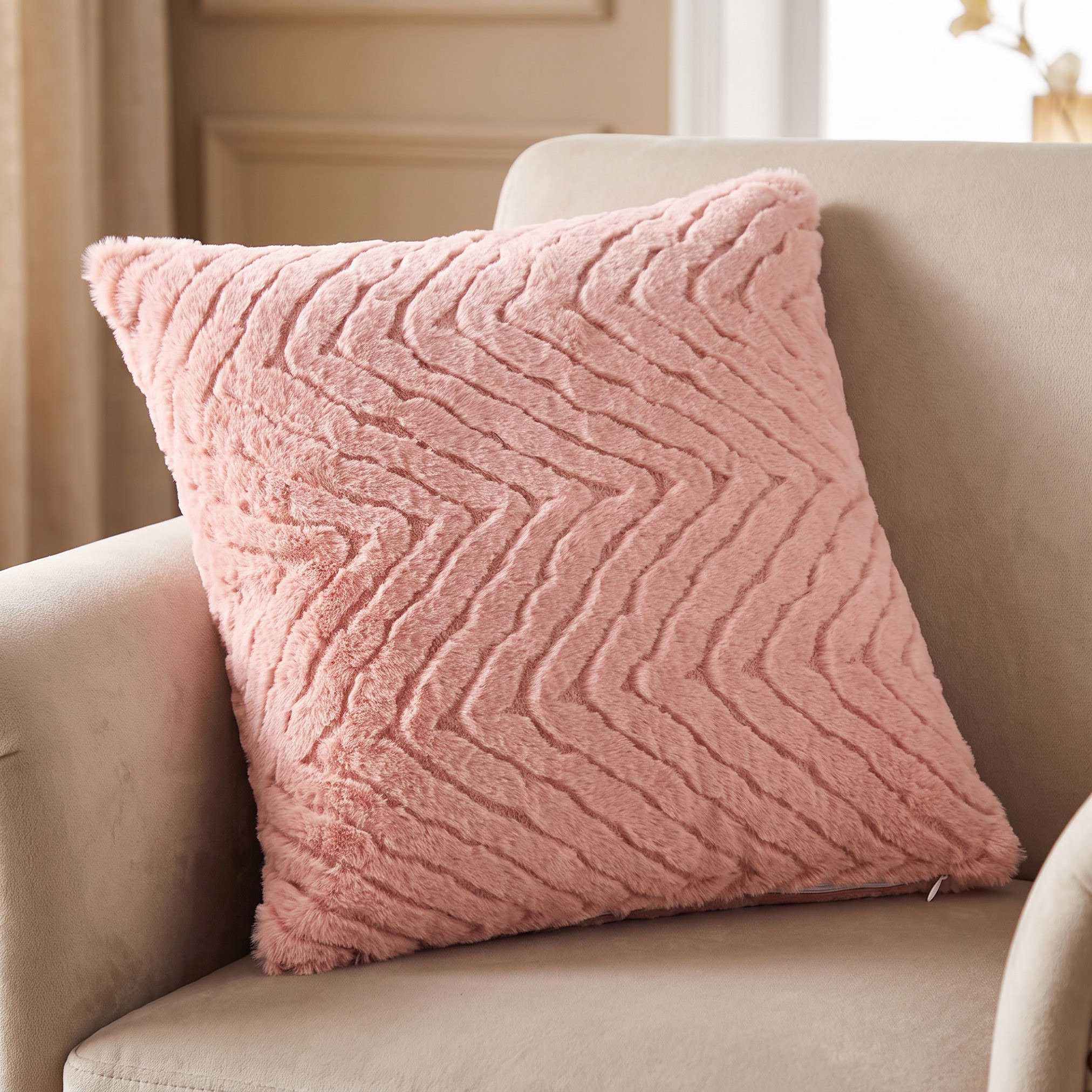 وسادة فرو شيفرون بارزة الملمس - 45x45 سم-household-cushionsandthrows-filledcushions-decorativecushions-image-1
