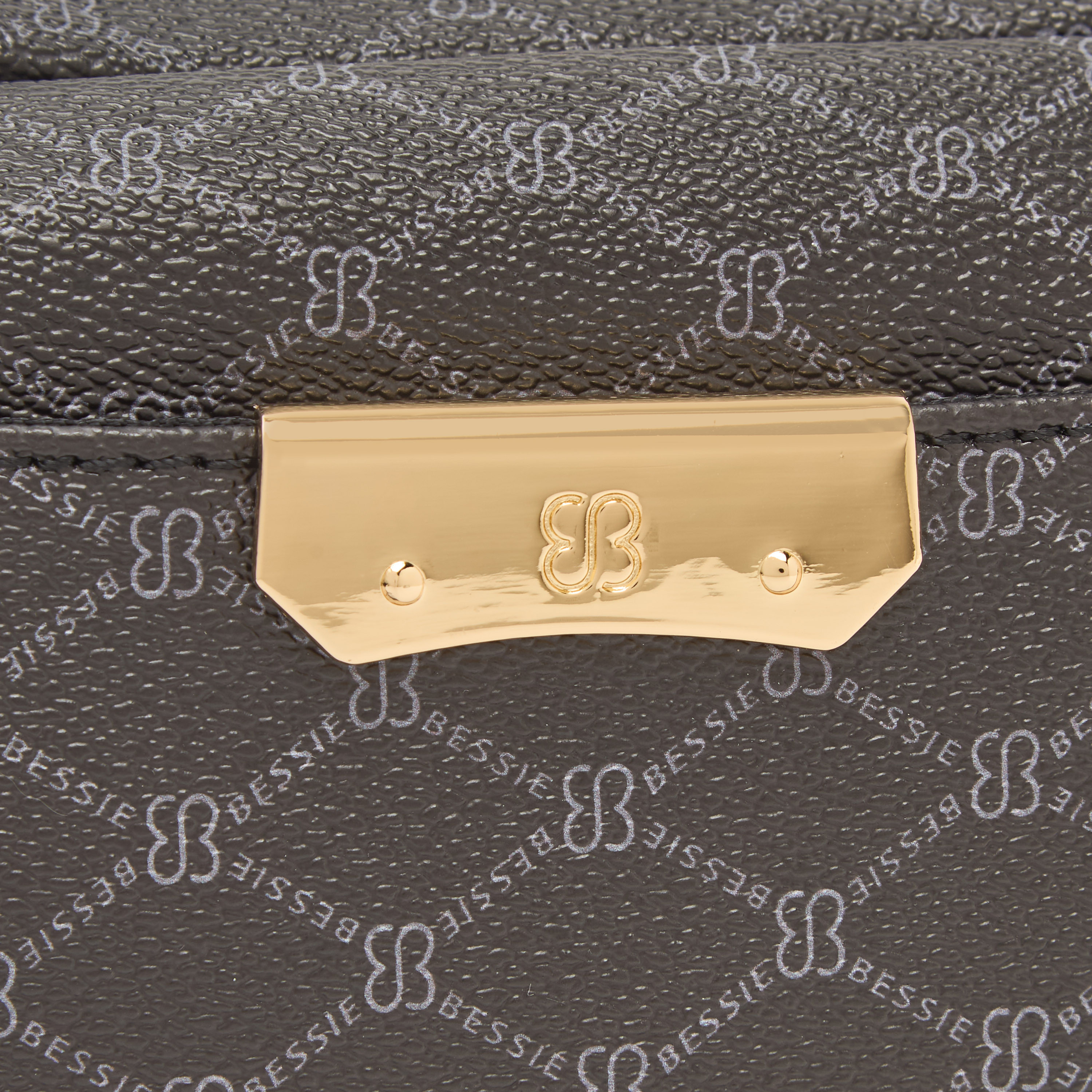 شنطة كروس بودي بطبعات مونوجرام مع حزام سلسلة من بيسي لندن-women-bagsandwallets-handbags-image-5