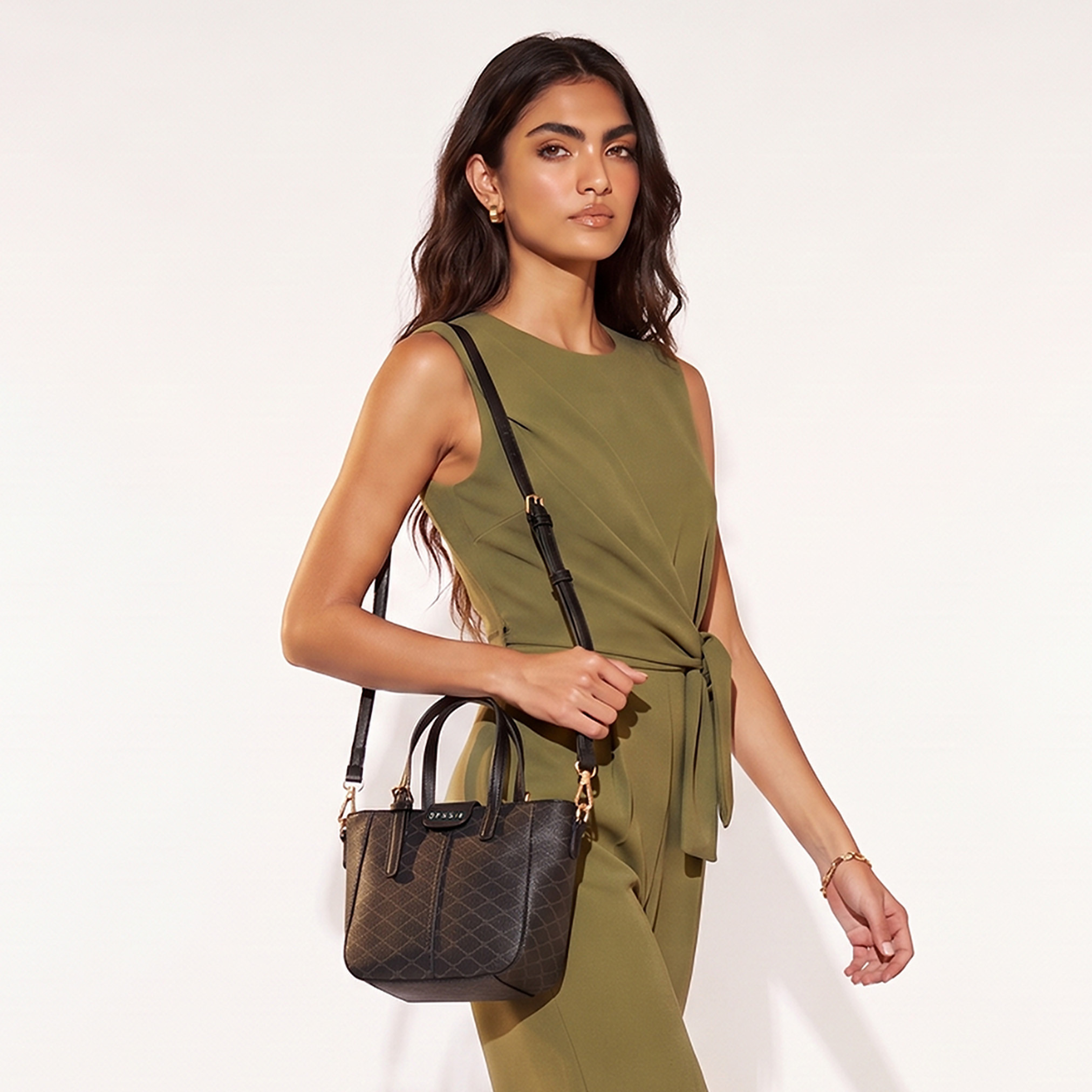 شنطة توتي بطبعات مونوجرام وحزام قابل للفصل من بيسي لندن-women-bagsandwallets-handbags-image-2