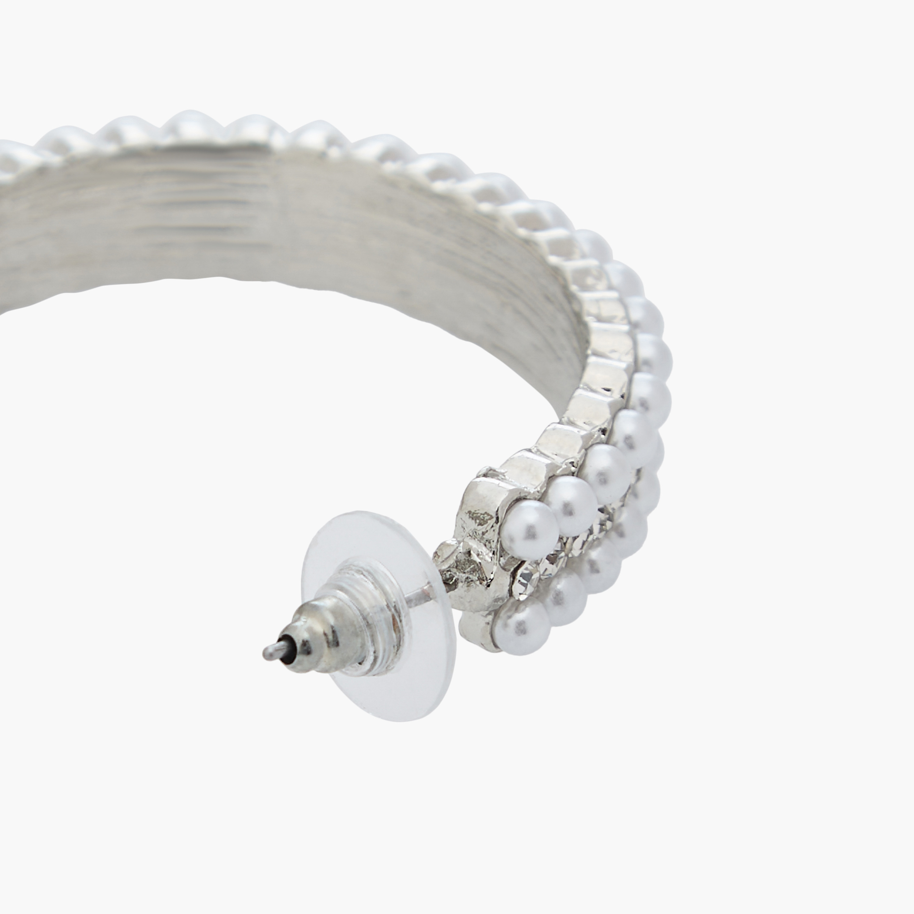 حلق طوق مزين باللؤلؤ ولون فضي ومكبس إغلاق خلفي-women-watchesandjewellery-jewellery-earrings-image-4