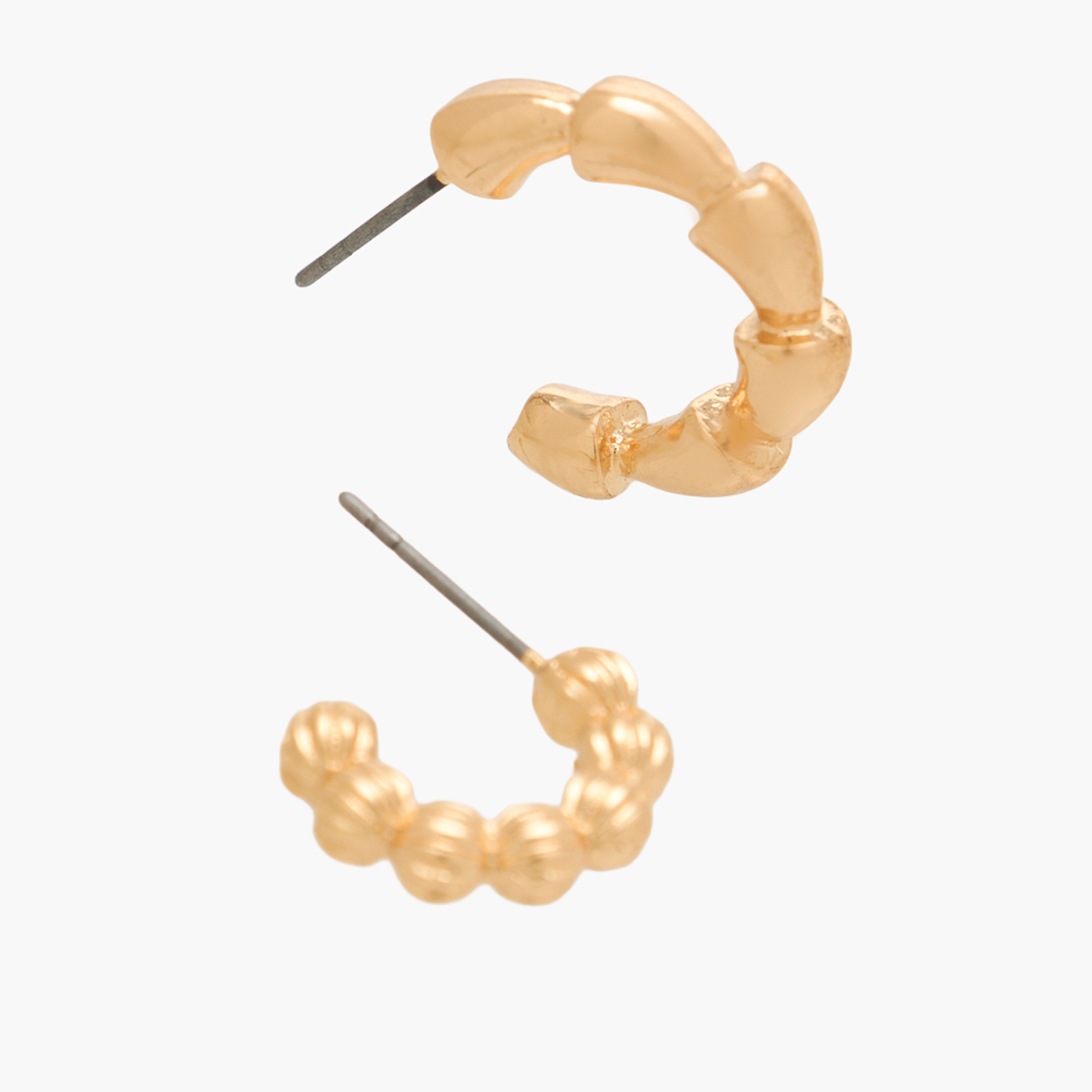 حلقان طوق بارزة الملمس بلون ذهبي ومكبس إغلاق خلفي - 3 قطع-women-watchesandjewellery-jewellery-earrings-image-8
