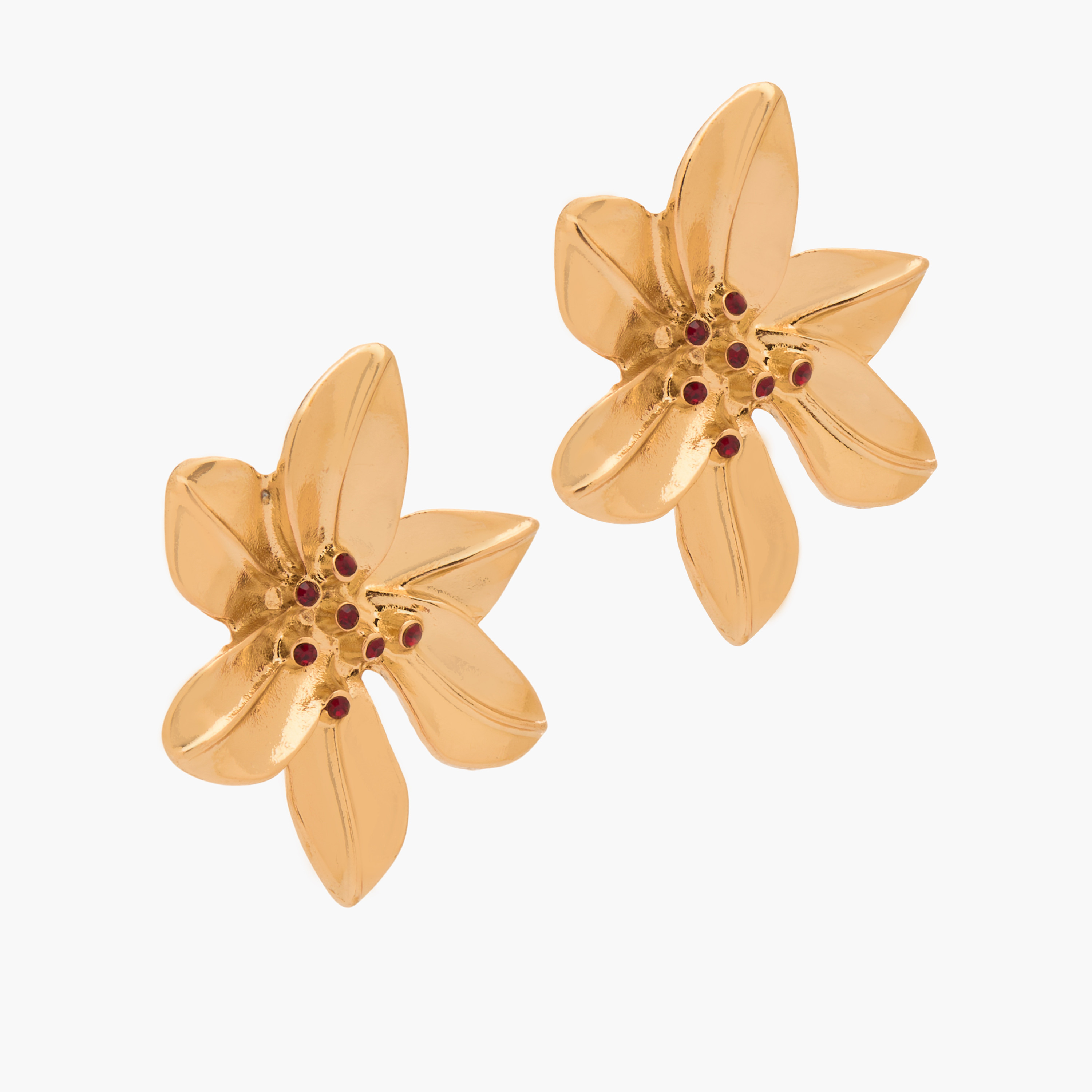 حلقان بلون ذهبي بتصميم زهري ومكبس إغلاق خلفي-women-watchesandjewellery-jewellery-earrings-image-2