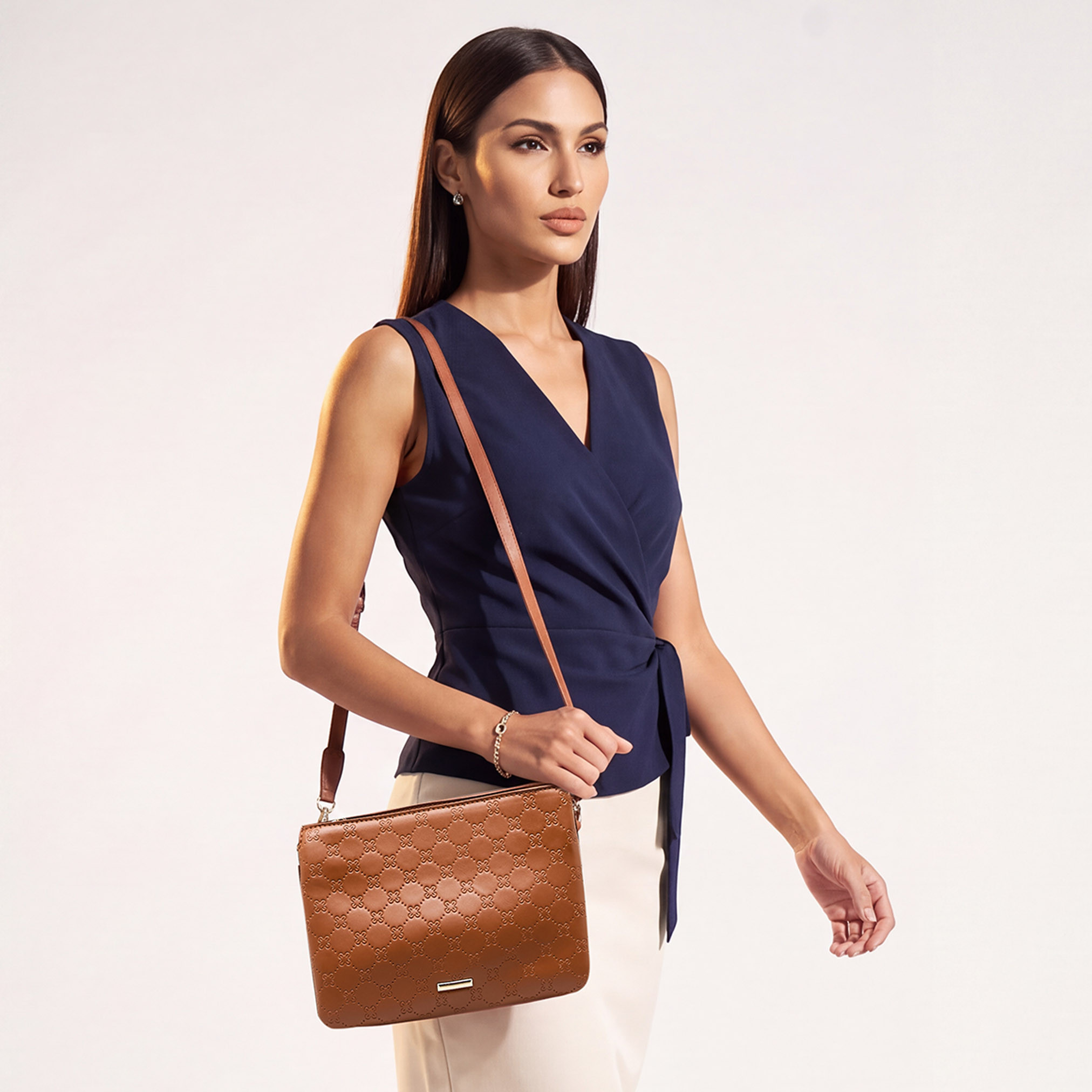 شنطة كروس بودي بسحاب إغلاق ونقوش زهرية من ساشا-women-bagsandwallets-handbags-image-2
