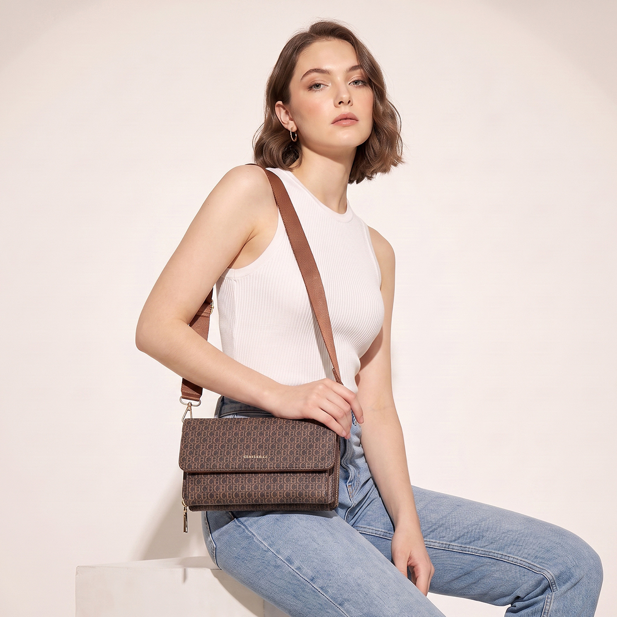 شنطة كروس بودي بطبعات مونوجرام وبحزام قابل للفصل من كريسبيلا-women-bagsandwallets-handbags-image-2