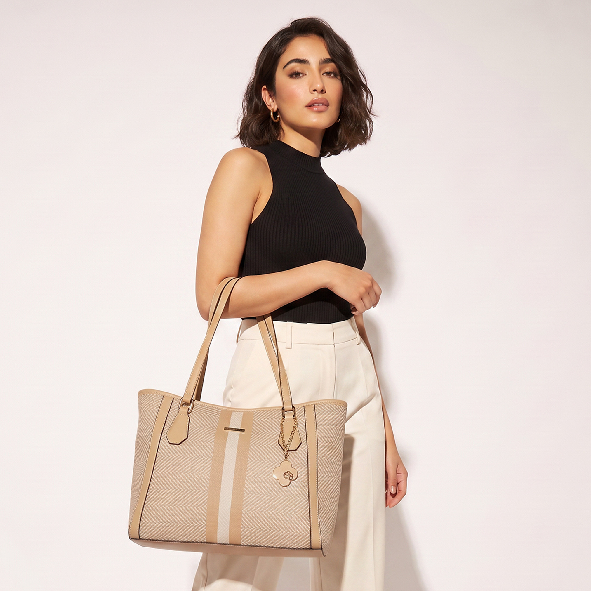 شنطة توت بطبعة ساشا شيفرون مع تعليقة-women-bagsandwallets-handbags-image-2