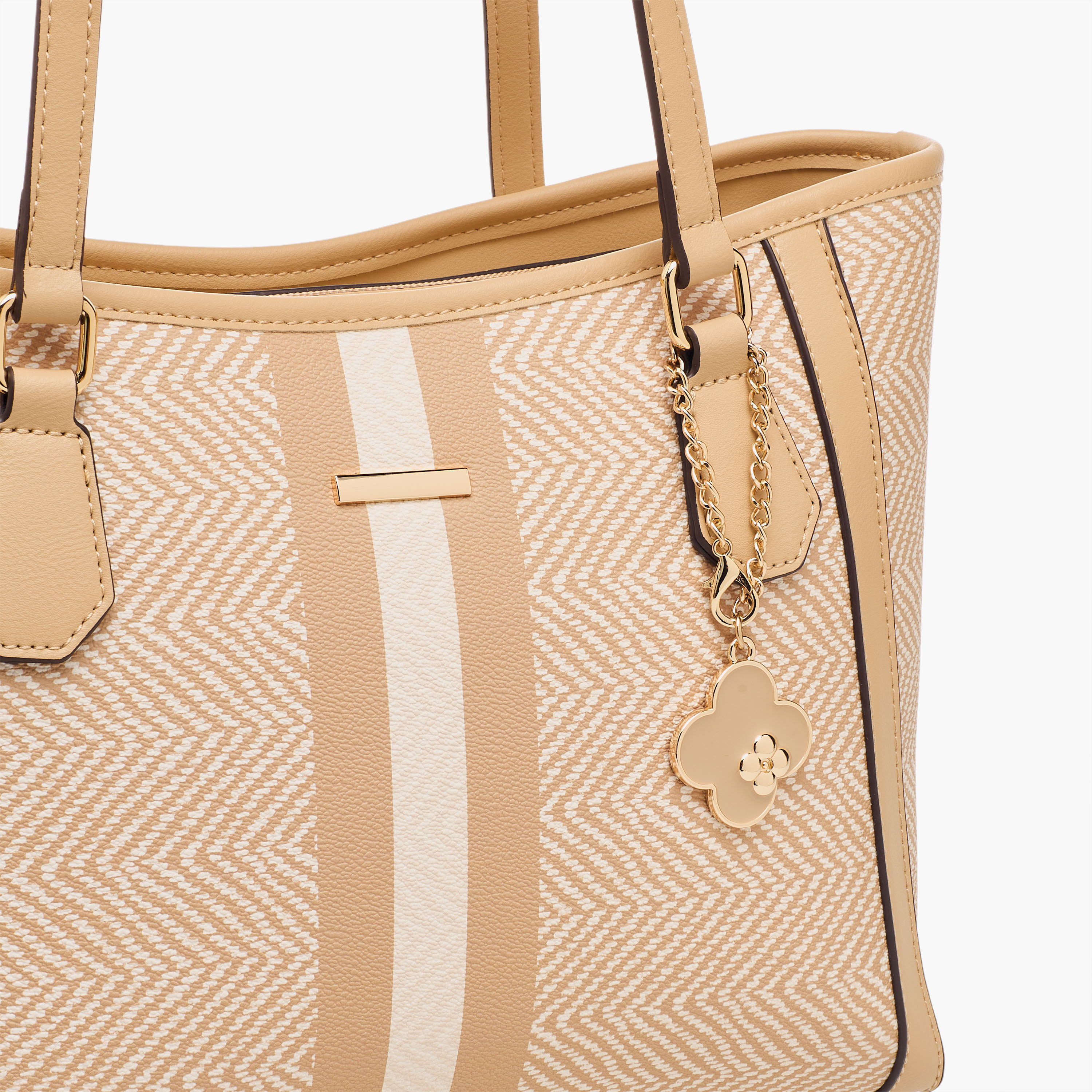 شنطة توت بطبعة ساشا شيفرون مع تعليقة-women-bagsandwallets-handbags-image-4
