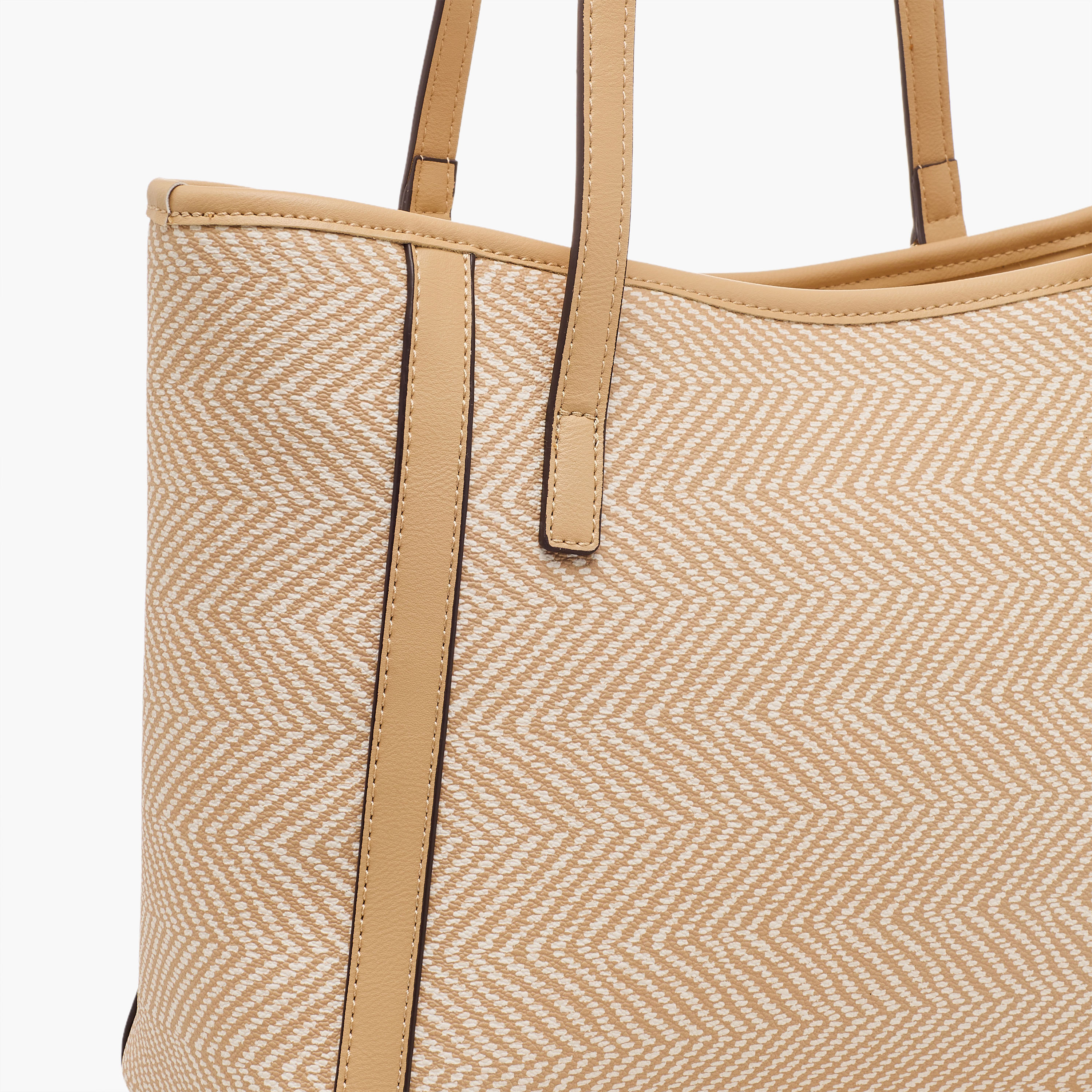 شنطة توت بطبعة ساشا شيفرون مع تعليقة-women-bagsandwallets-handbags-image-5