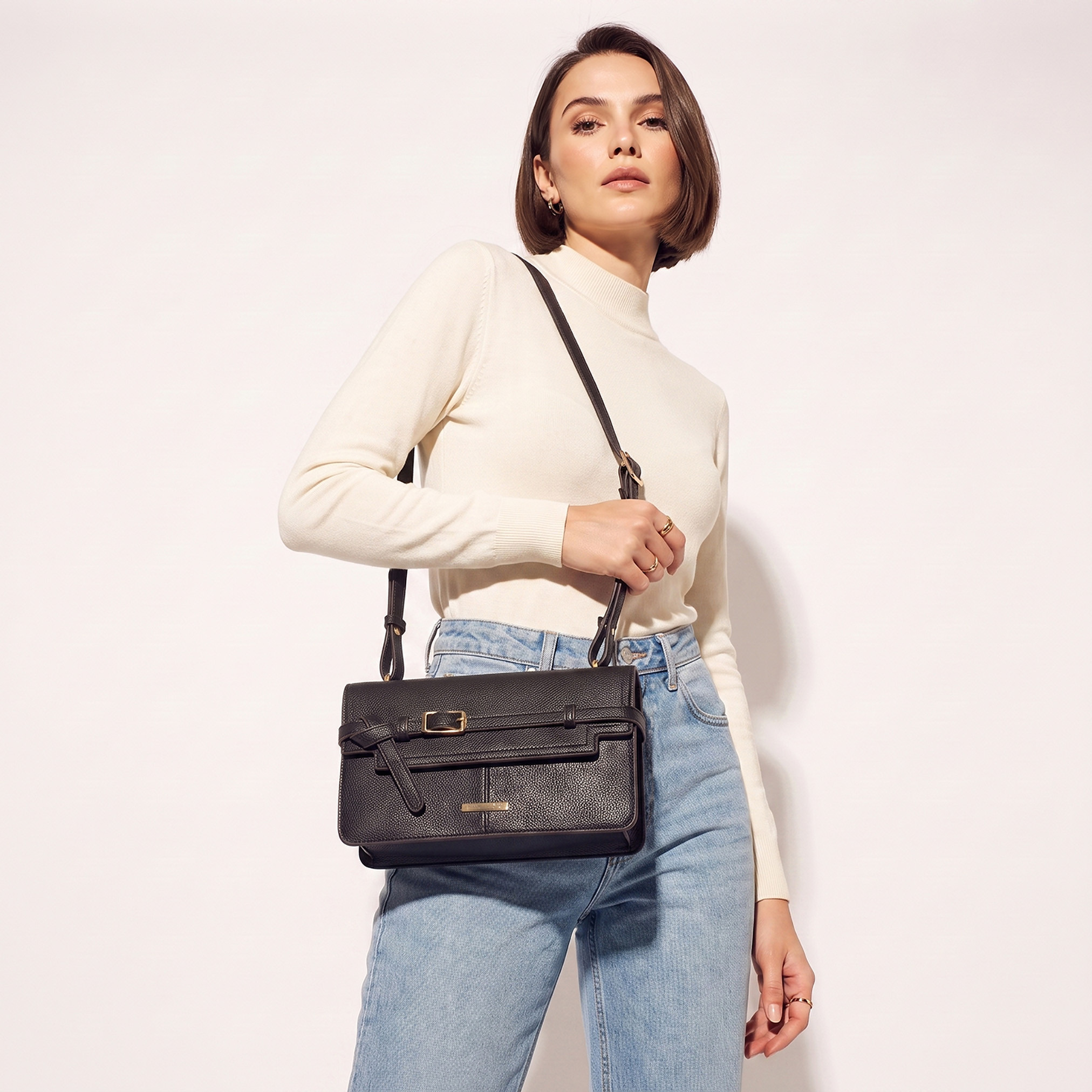 شنطة كروس بودي بارزة الملمس بحزام قابل للتعديل من ساشا-women-bagsandwallets-handbags-image-2