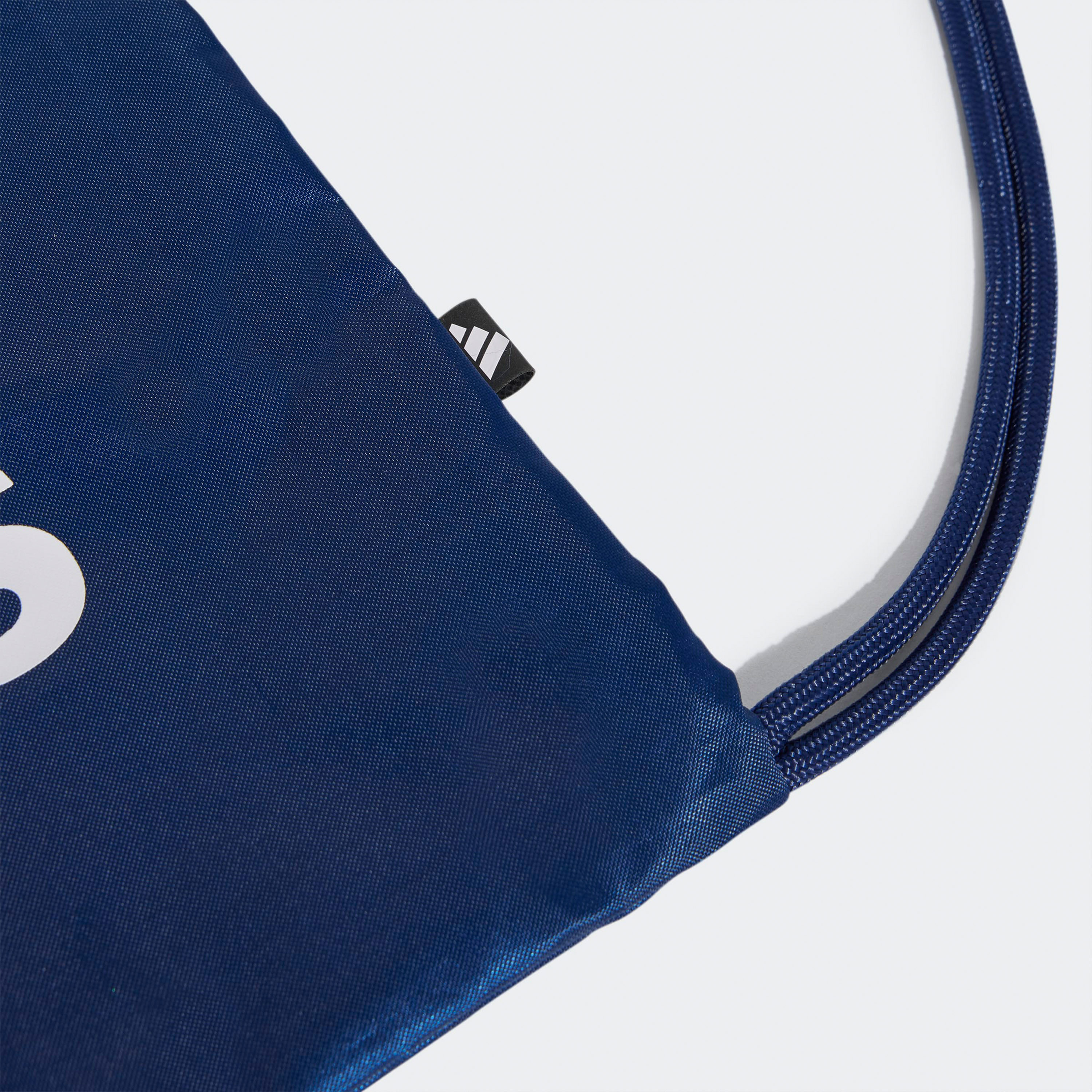 شنطة برباط سحب وطبعات شعار للرجال من أديداس-men-bags-image-3