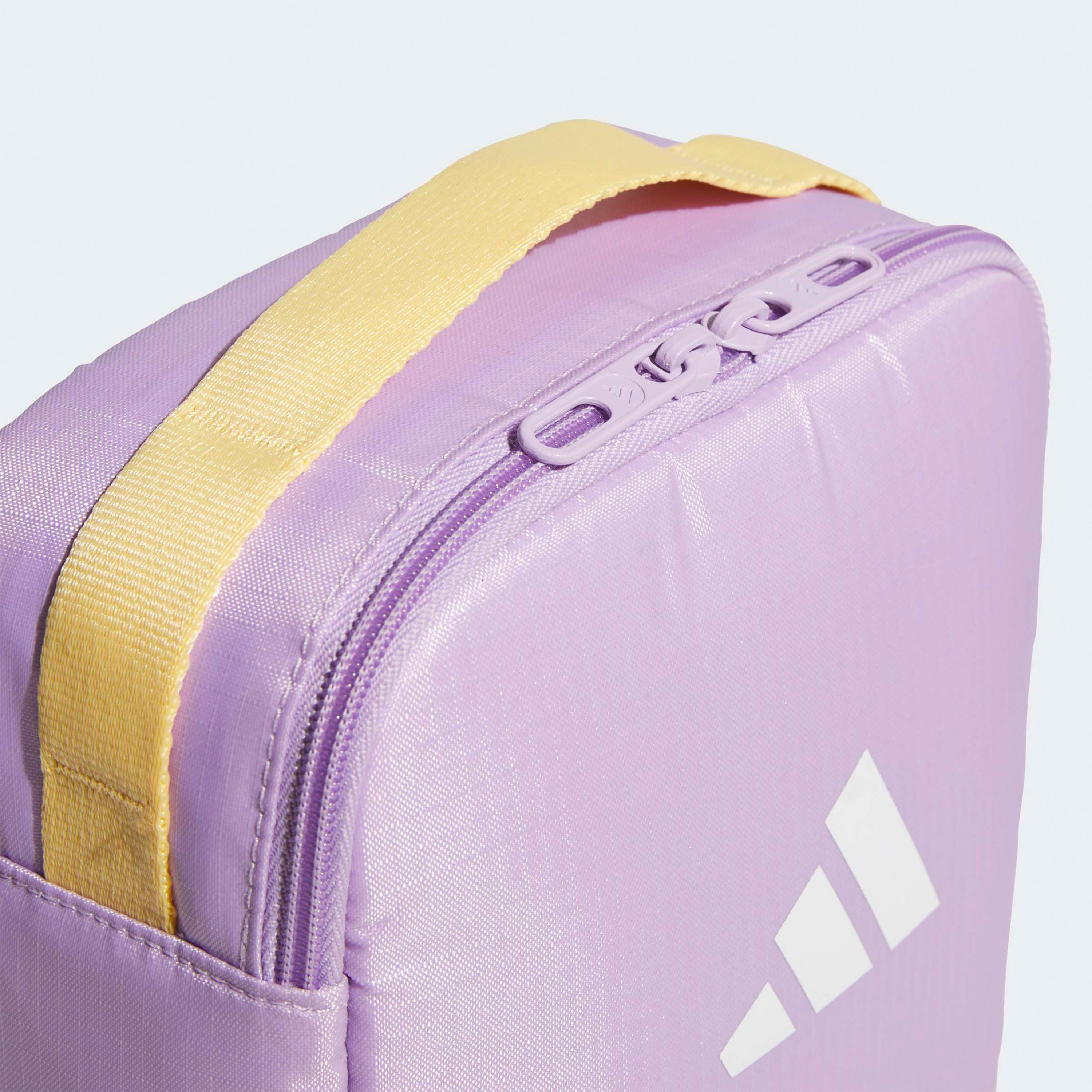 شنطة غداء مبردة بسحاب إغلاق وطبعات شعار من أديداس - 6 لتر-school-lunchessentials-lunchbags-image-3