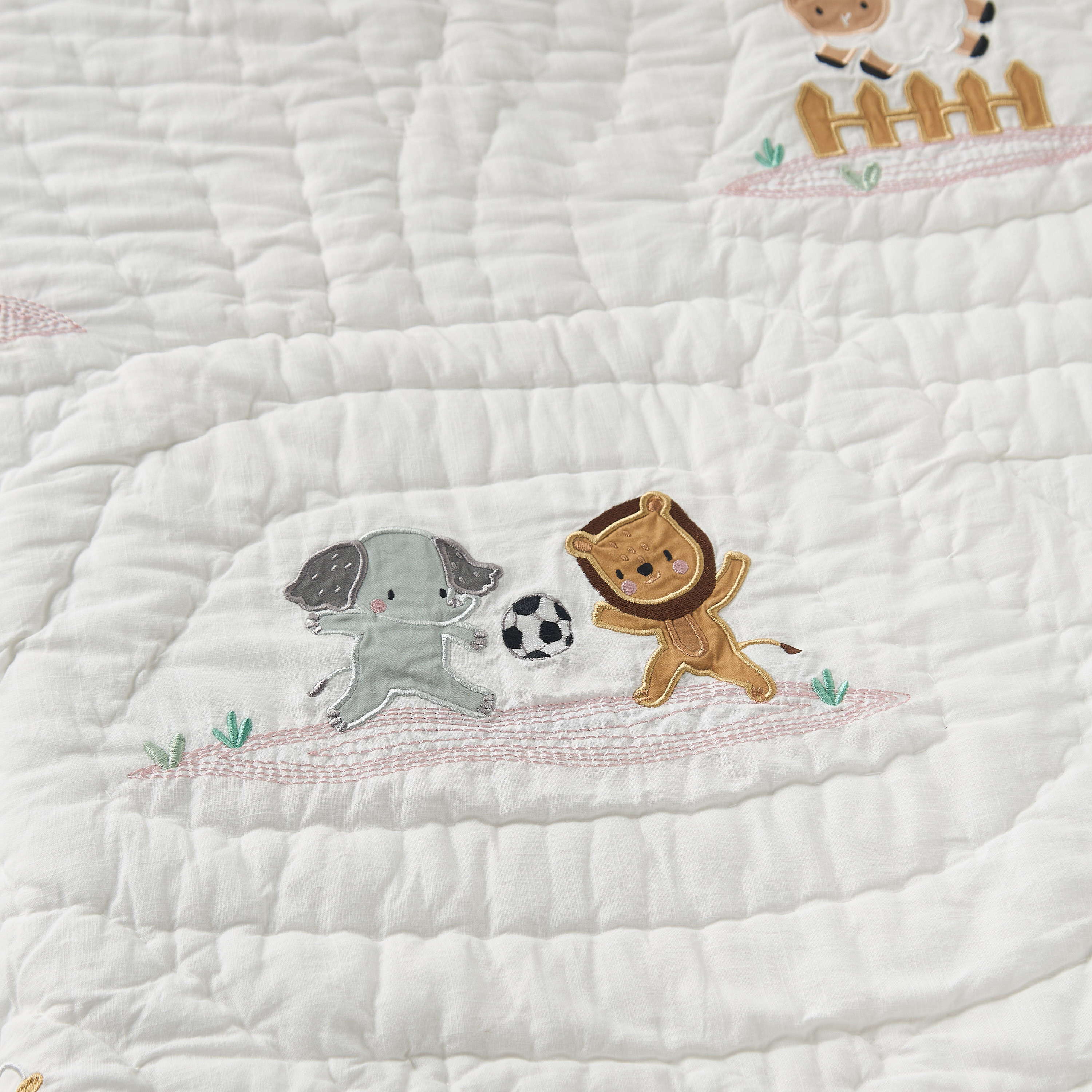 لحاف قطن مطرز بطبعات سفاري من جونيورز-baby-nursery-blanketsandswaddles-blanketsandquilts-image-9