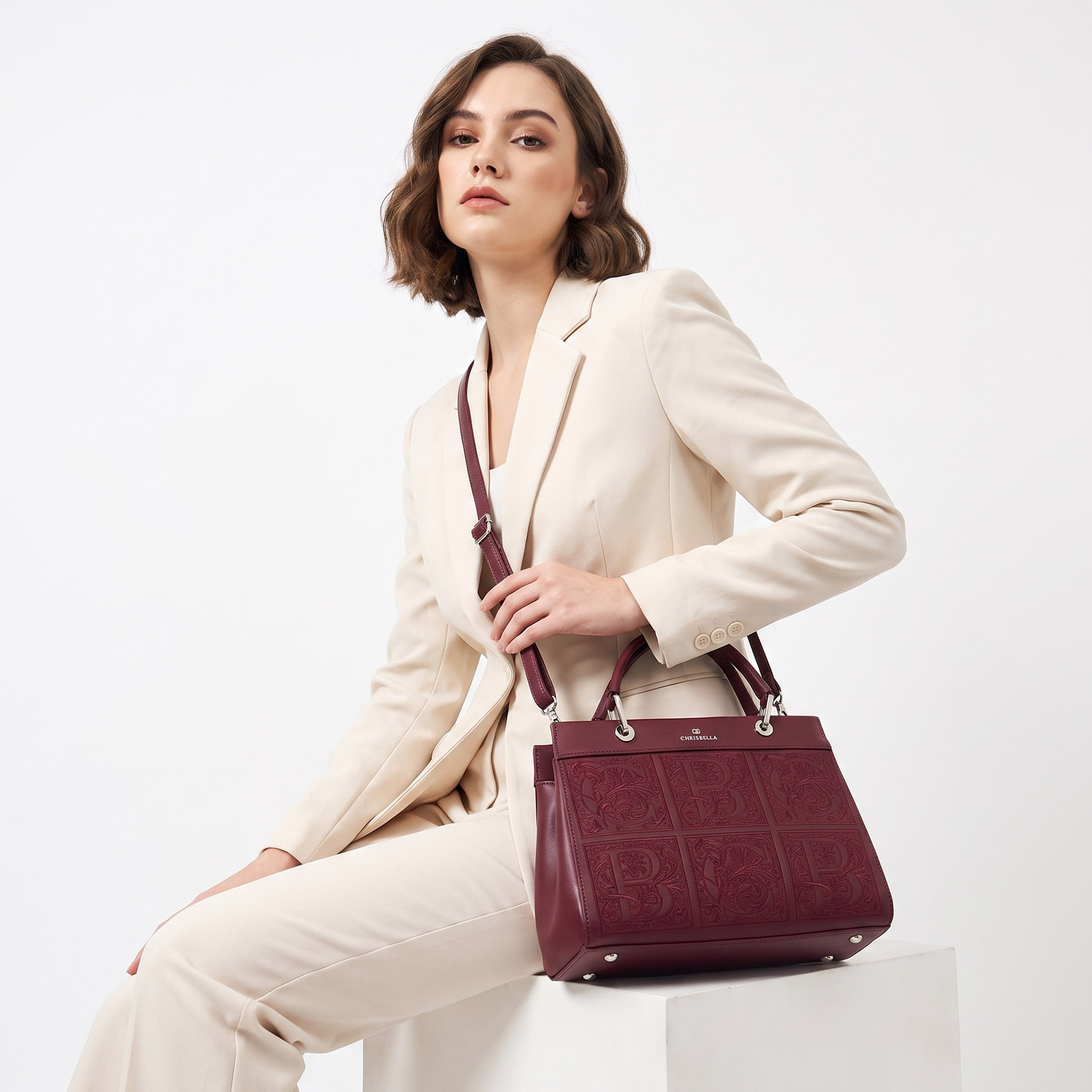 شنطة توت مطرزة مع شنطة صغيرة من كريسبيلا-women-bagsandwallets-handbags-image-2
