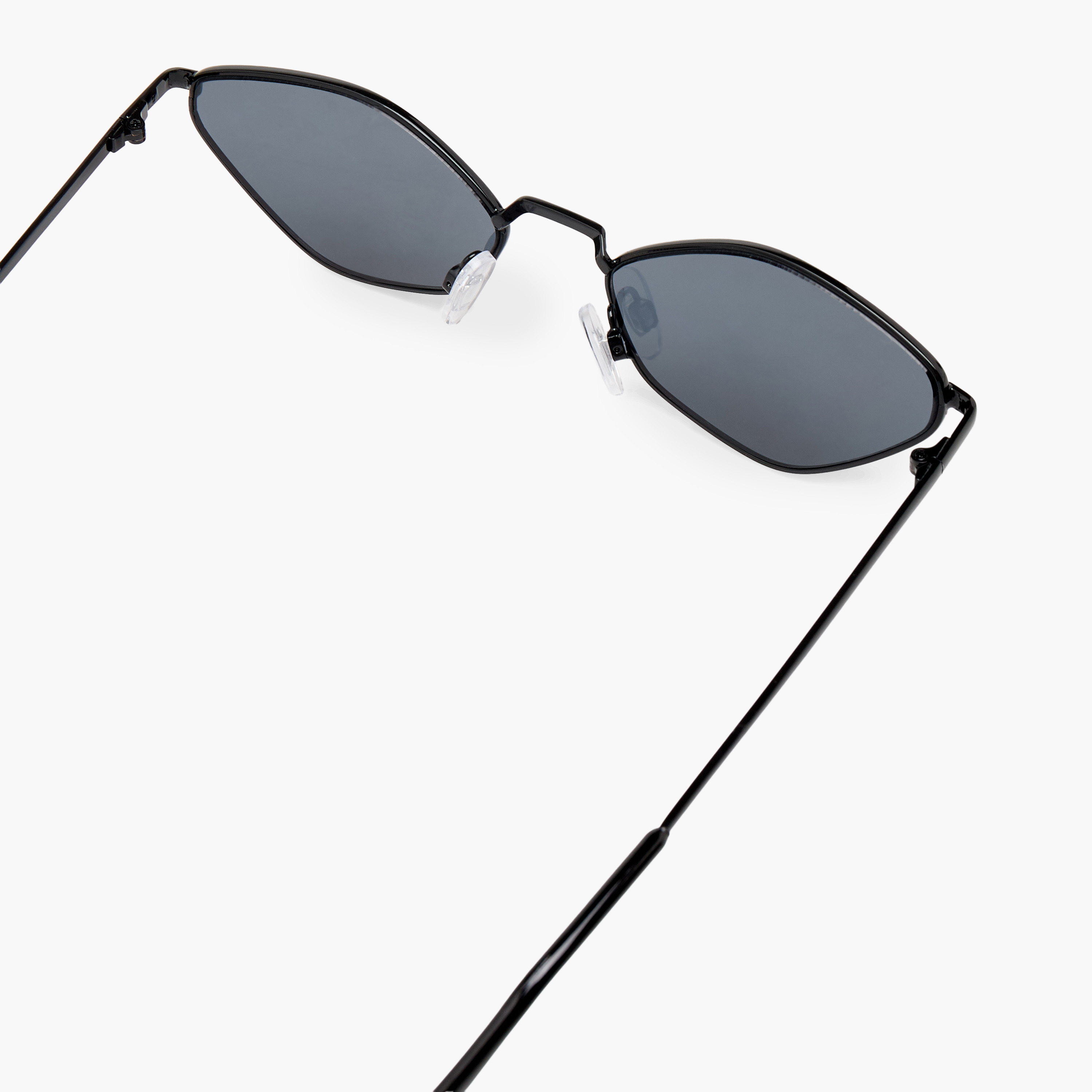 نظارة شمسية بتصميم هندسي وعدسات سوداء-women-sunglasses-image-4