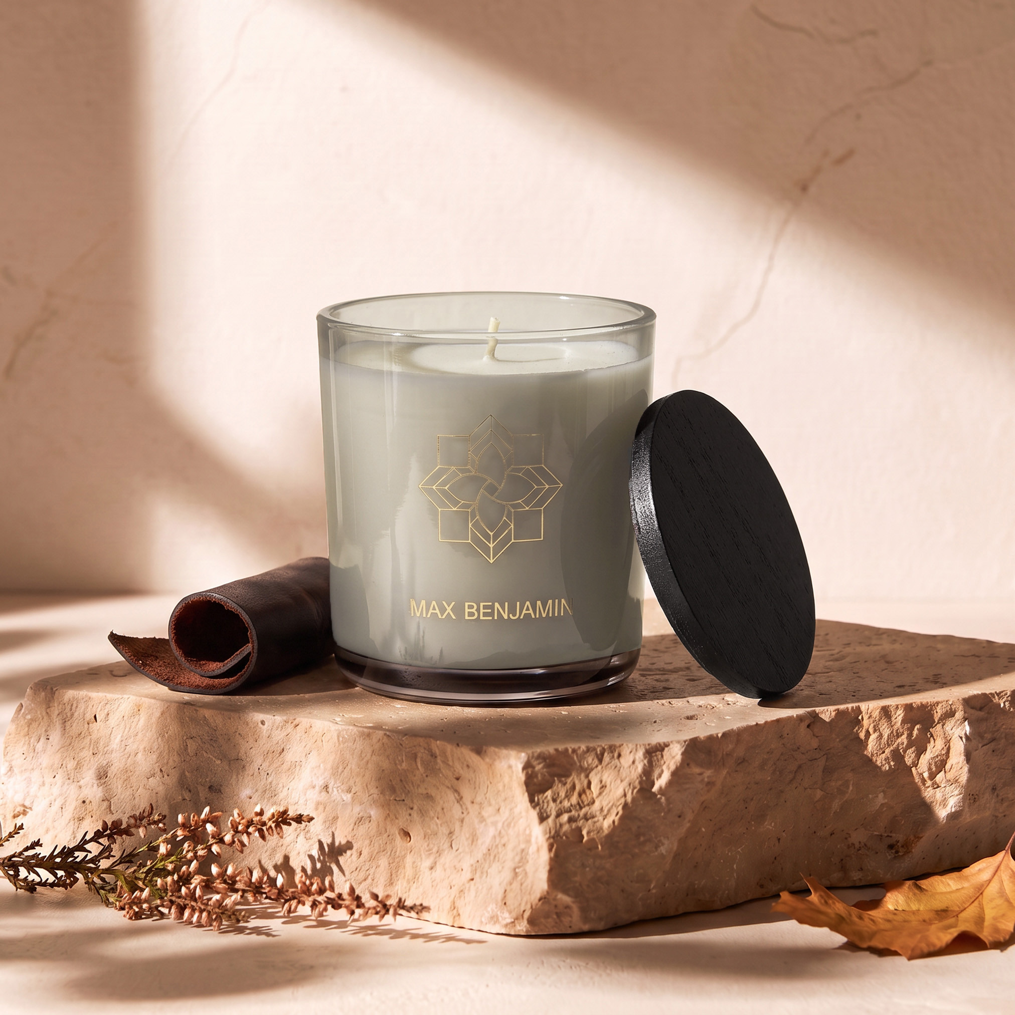 جرة شمعة برائحة الجلد الأيرلندي والعود من ماكس بنجامين - 210 جرام-household-homefragrance-candles-image-2