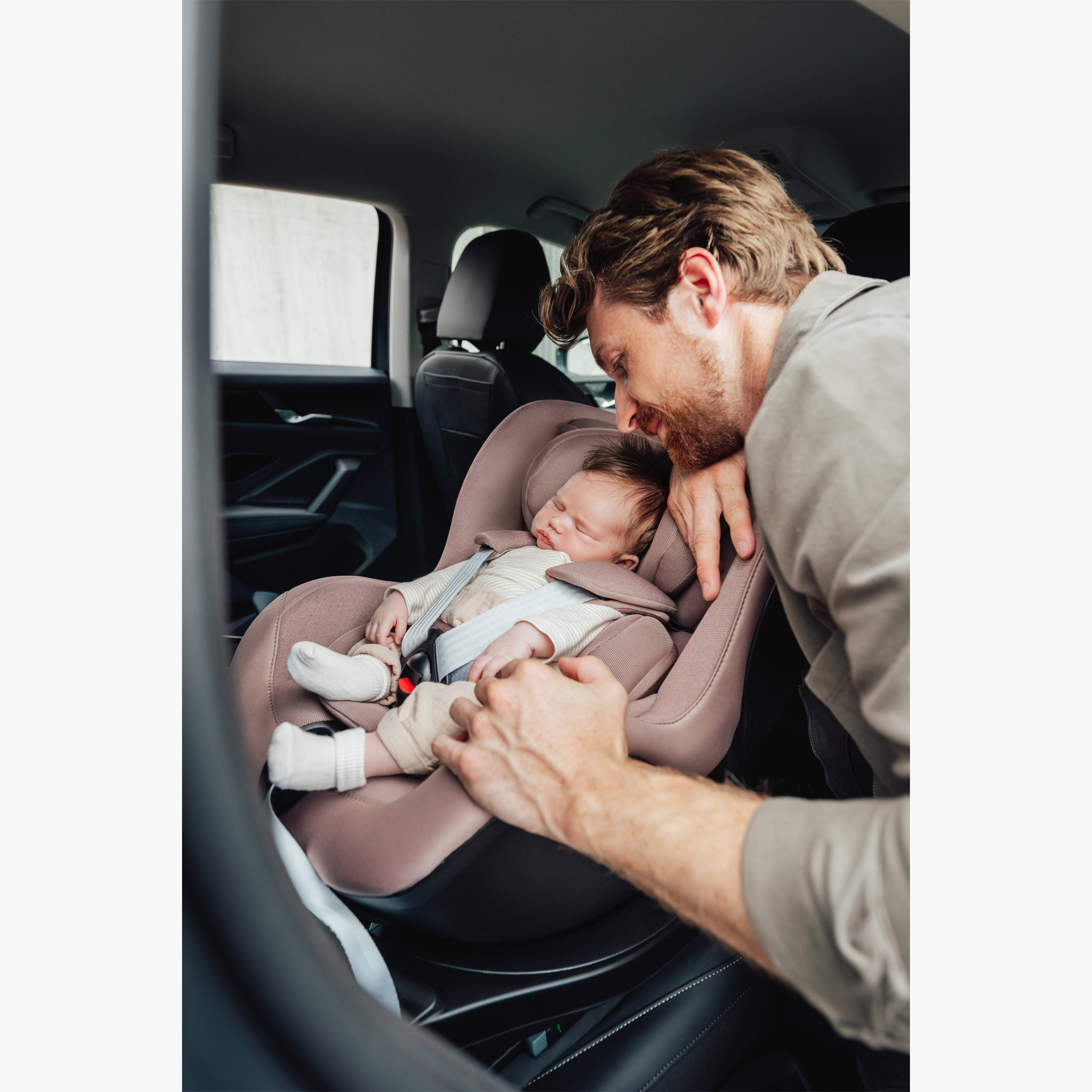 Britax Dualfix Pro Style Convertible Car Seat with 360 Swivel, Chest Pads and ISOFIX System-baby-gear-carseats-image-3