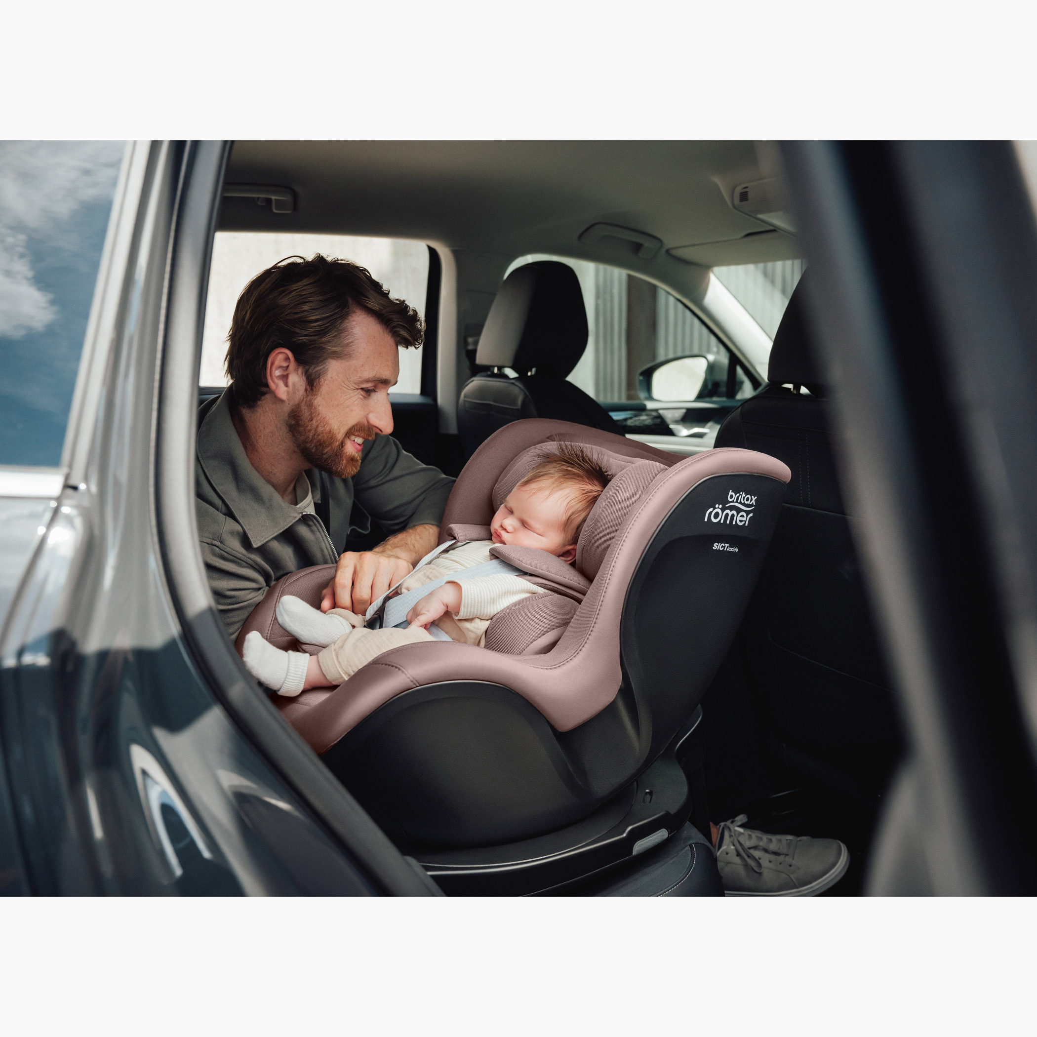 Britax Dualfix Pro Style Convertible Car Seat with 360 Swivel, Chest Pads and ISOFIX System-baby-gear-carseats-image-4