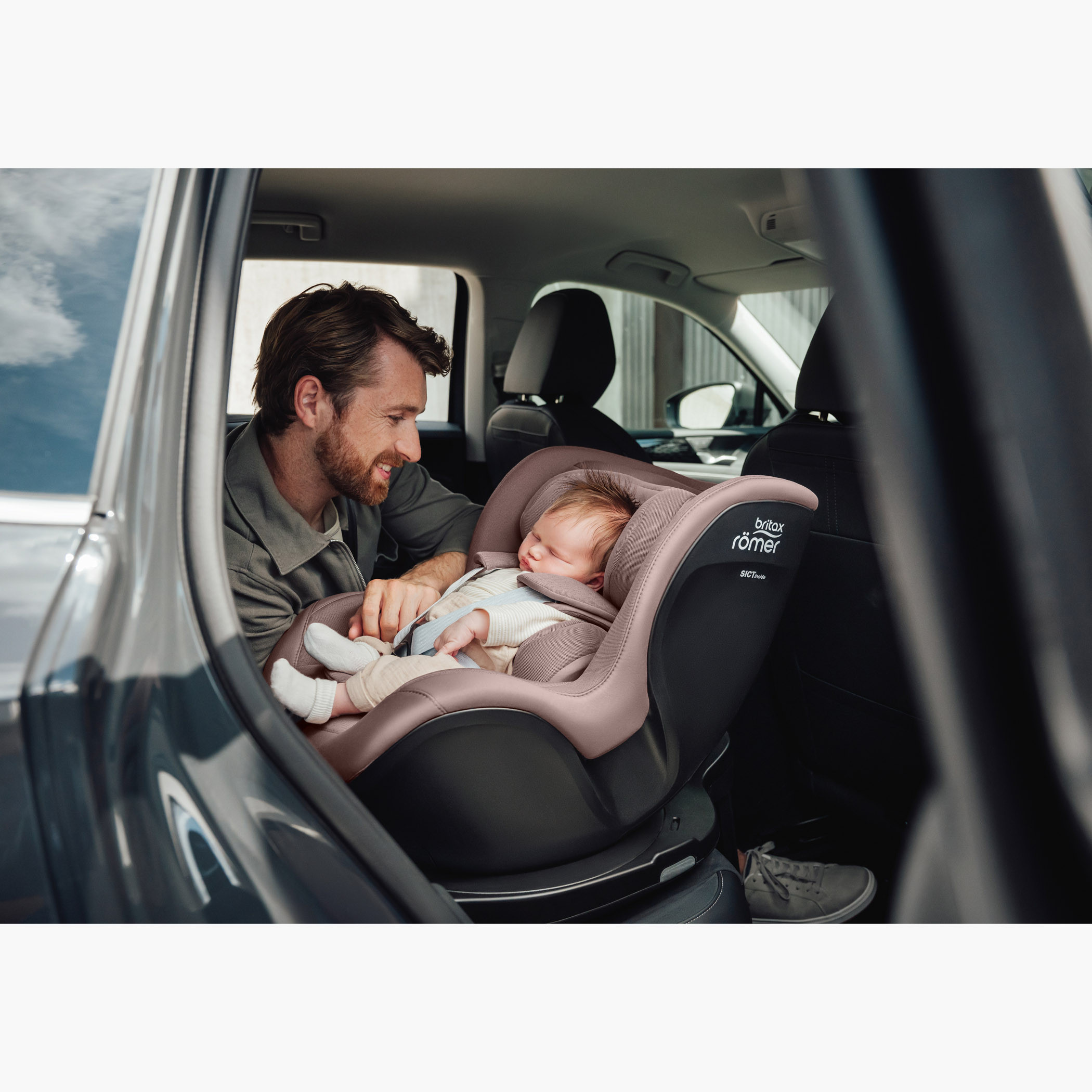Britax Dualfix Pro Style Convertible Car Seat with 360 Swivel, Chest Pads and ISOFIX System-baby-gear-carseats-image-4