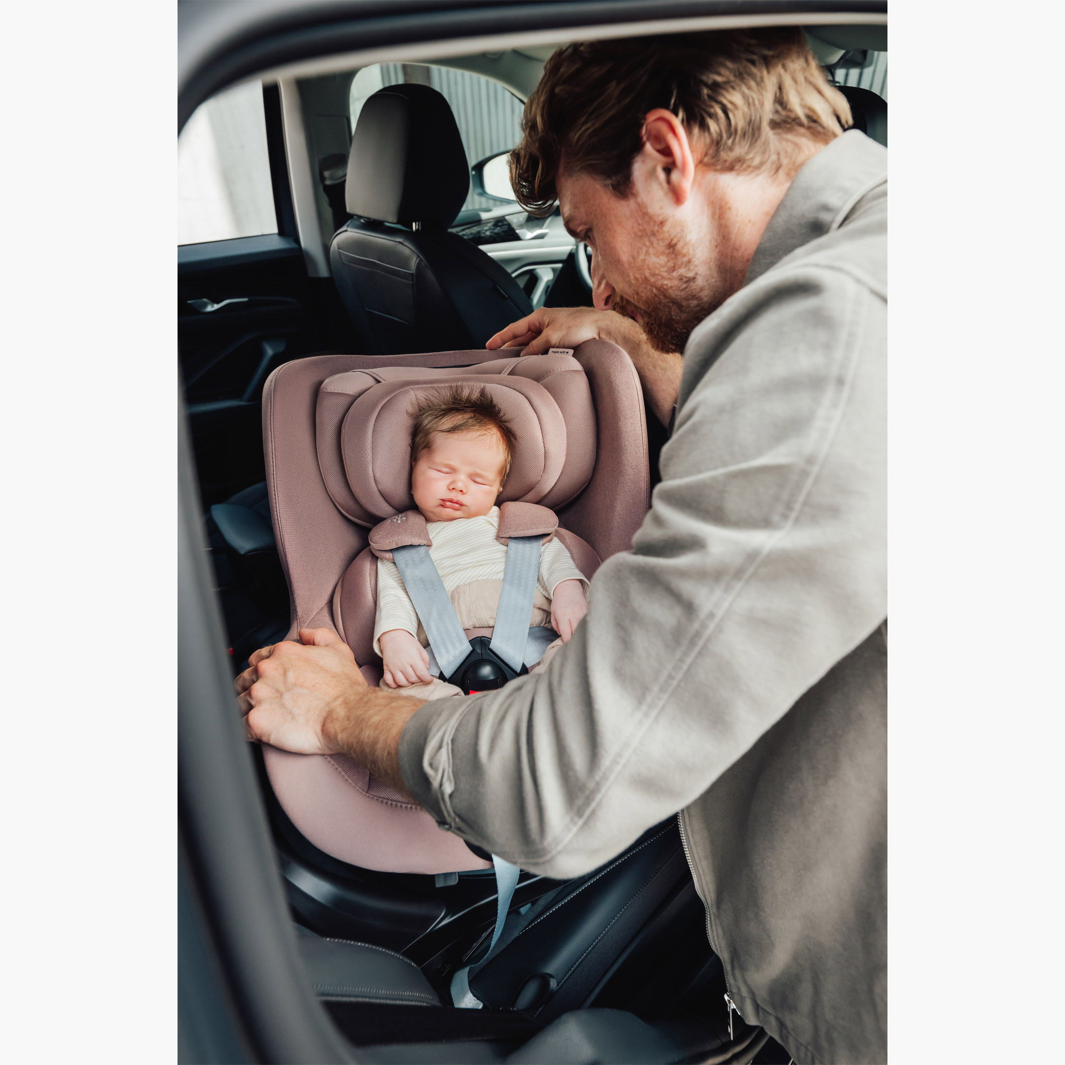 Britax Dualfix Pro Style Convertible Car Seat with 360 Swivel, Chest Pads and ISOFIX System-baby-gear-carseats-image-2