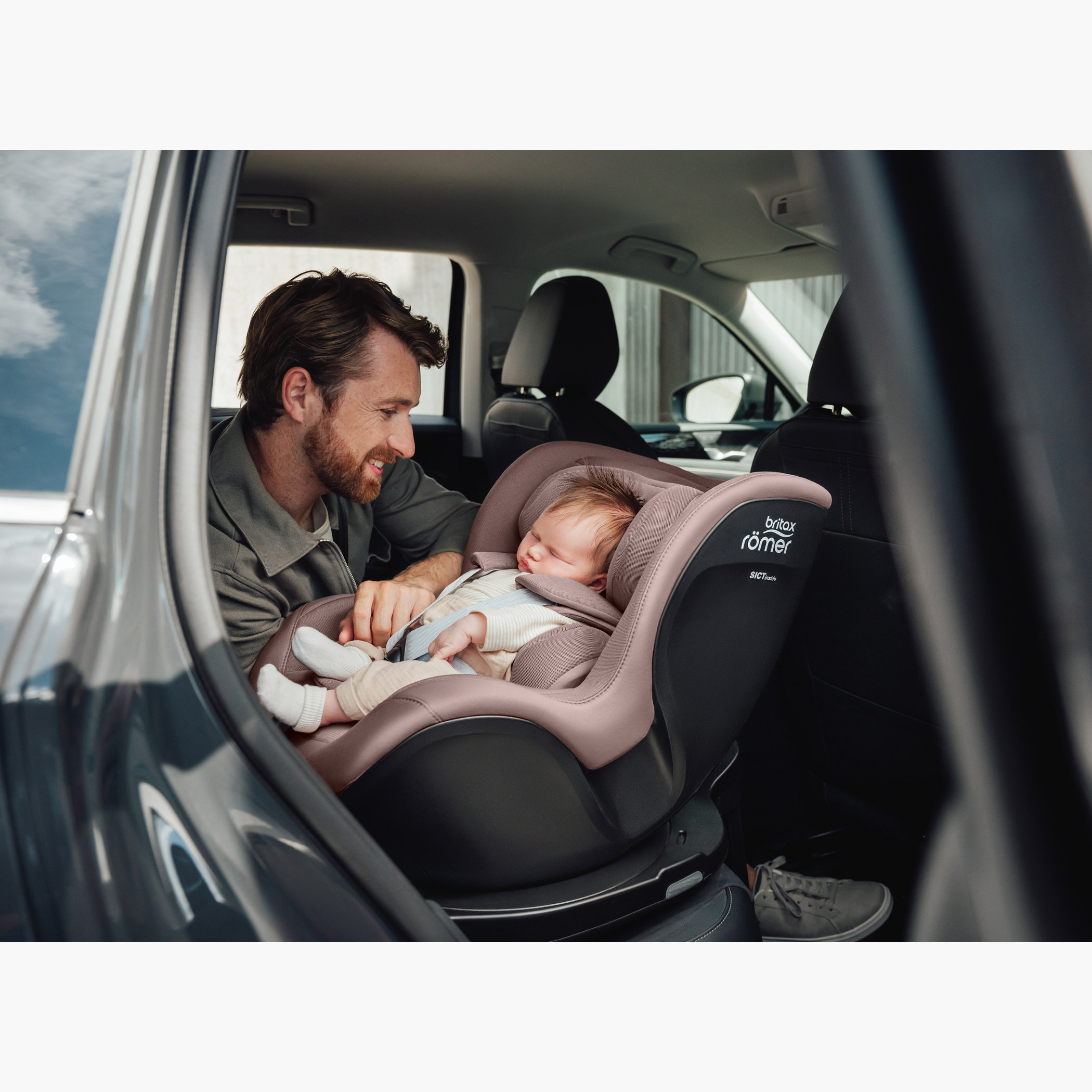 Britax Dualfix Pro Style Convertible Car Seat with 360 Swivel, Chest Pads and ISOFIX System-baby-gear-carseats-image-4