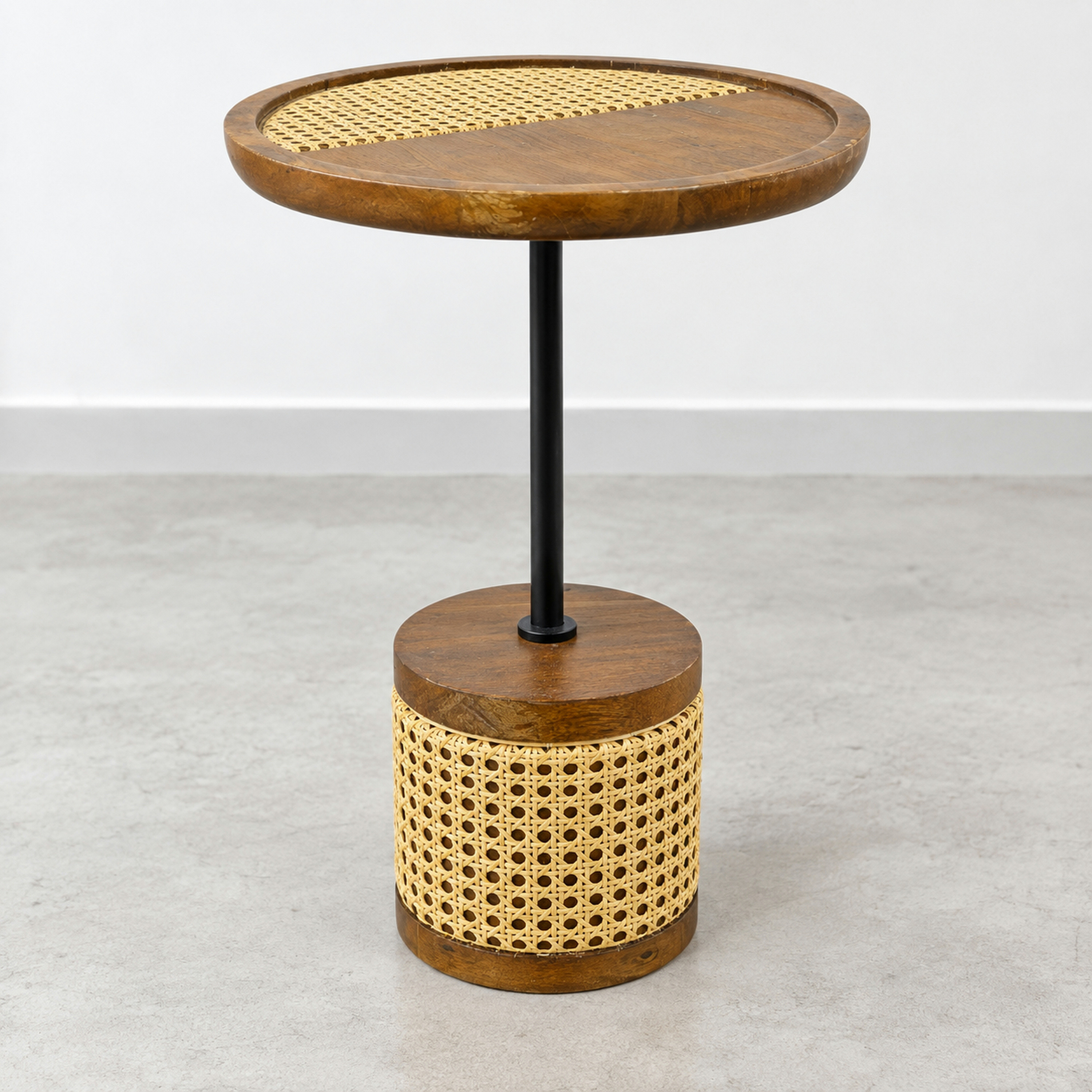 طاولة جانبية مستديرة بسطح من خشب المانجو، مصنوعة من قبل لايف ستايل-furniture-livingroom-sideandendtables-image-1