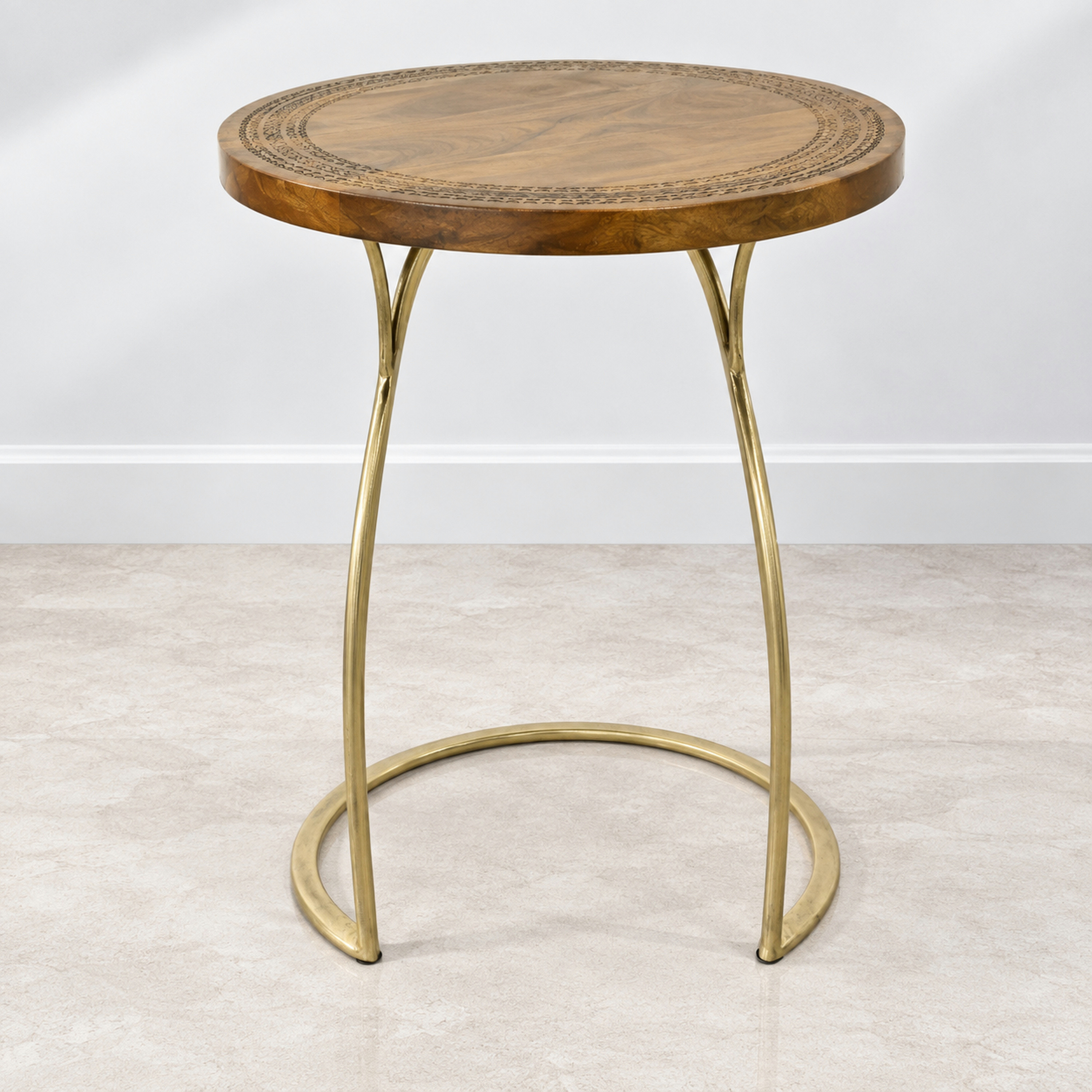 طاولة جانبية مستديرة بسطح من خشب المانجو، مصنوعة من قبل لايف ستايل-furniture-livingroom-sideandendtables-image-1
