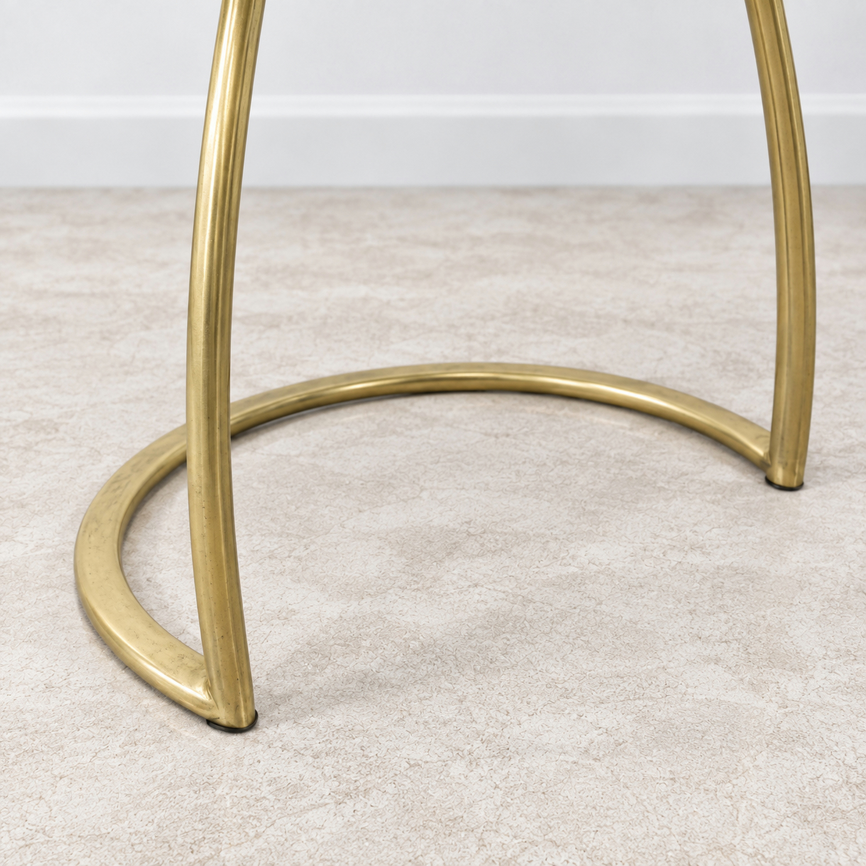طاولة جانبية مستديرة بسطح من خشب المانجو، مصنوعة من قبل لايف ستايل-furniture-livingroom-sideandendtables-image-5
