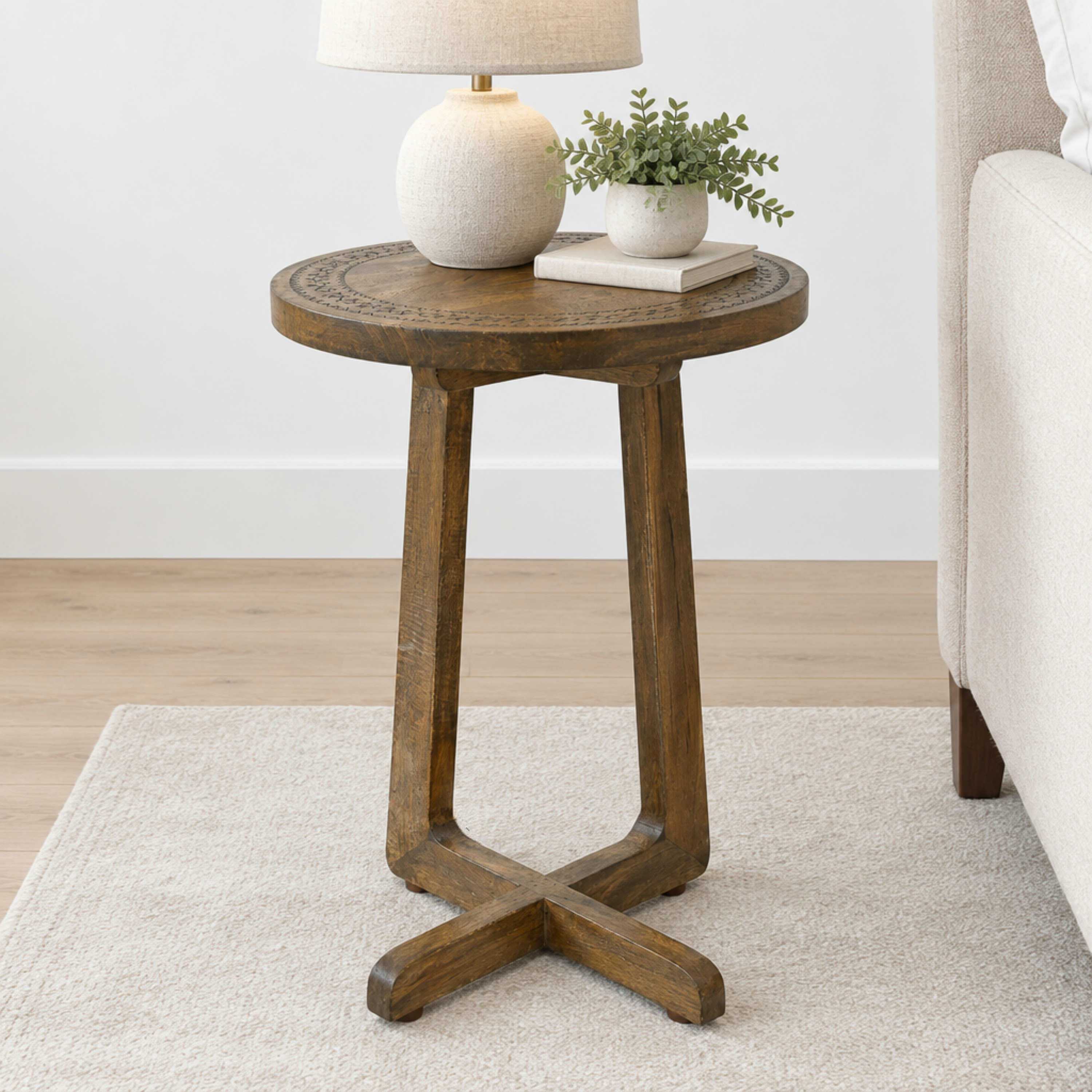طاولة جانبية مستديرة بسطح من خشب المانجو، مصنوعة من قبل لايف ستايل-furniture-livingroom-sideandendtables-image-3