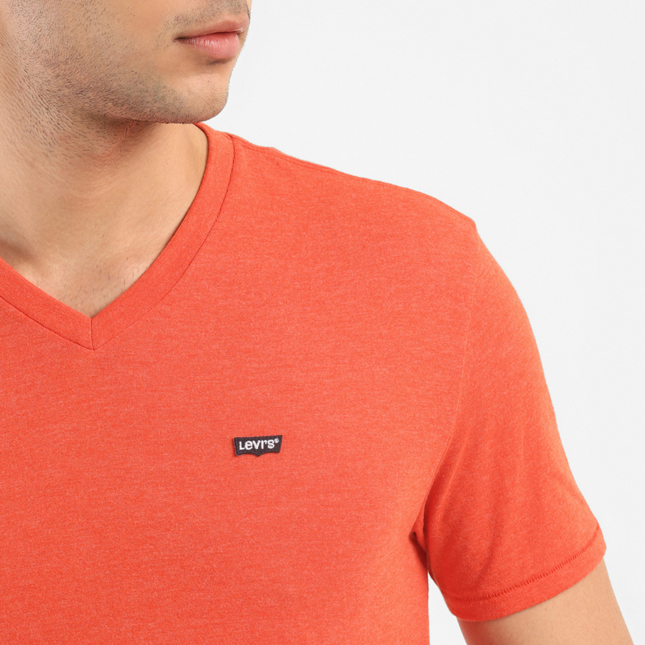 تيشيرت ليفايس أحمر سادة بأكمام قصيرة ورقبة دائرية-men-clothing-tshirtsandpolos-tshirts-image-4