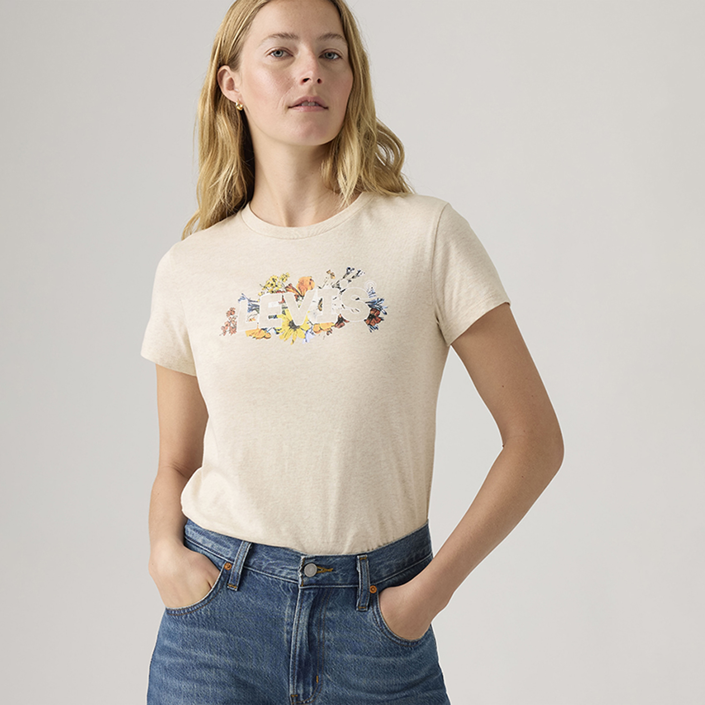 Levi's Logo Crew Neck Short Sleeves Women's T-Shirt-women-clothing-tshirts-image-1