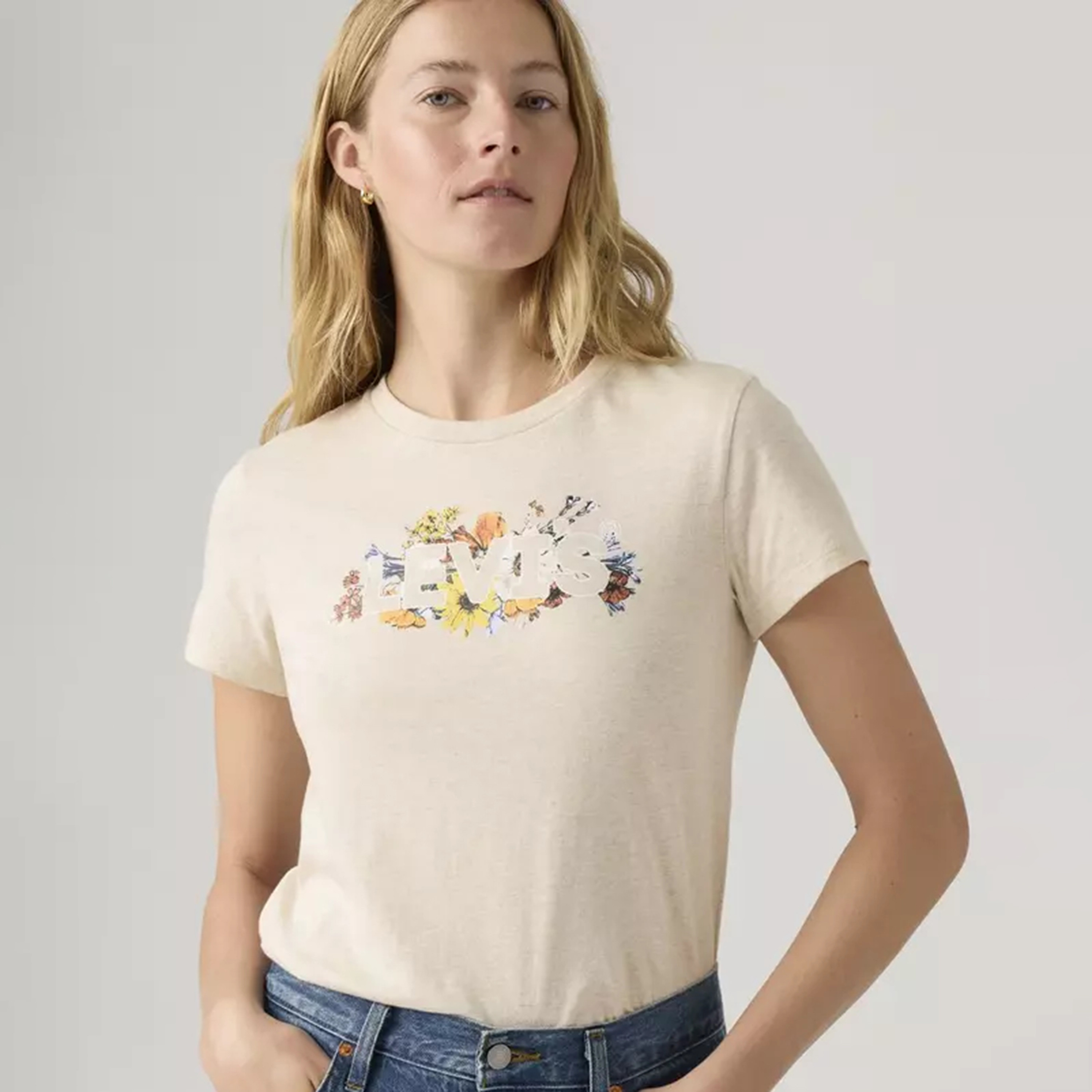 تي شيرت نسائي بأكمام قصيرة وياقة دائرية وشعار من ليفايس-women-clothing-tshirts-image-2