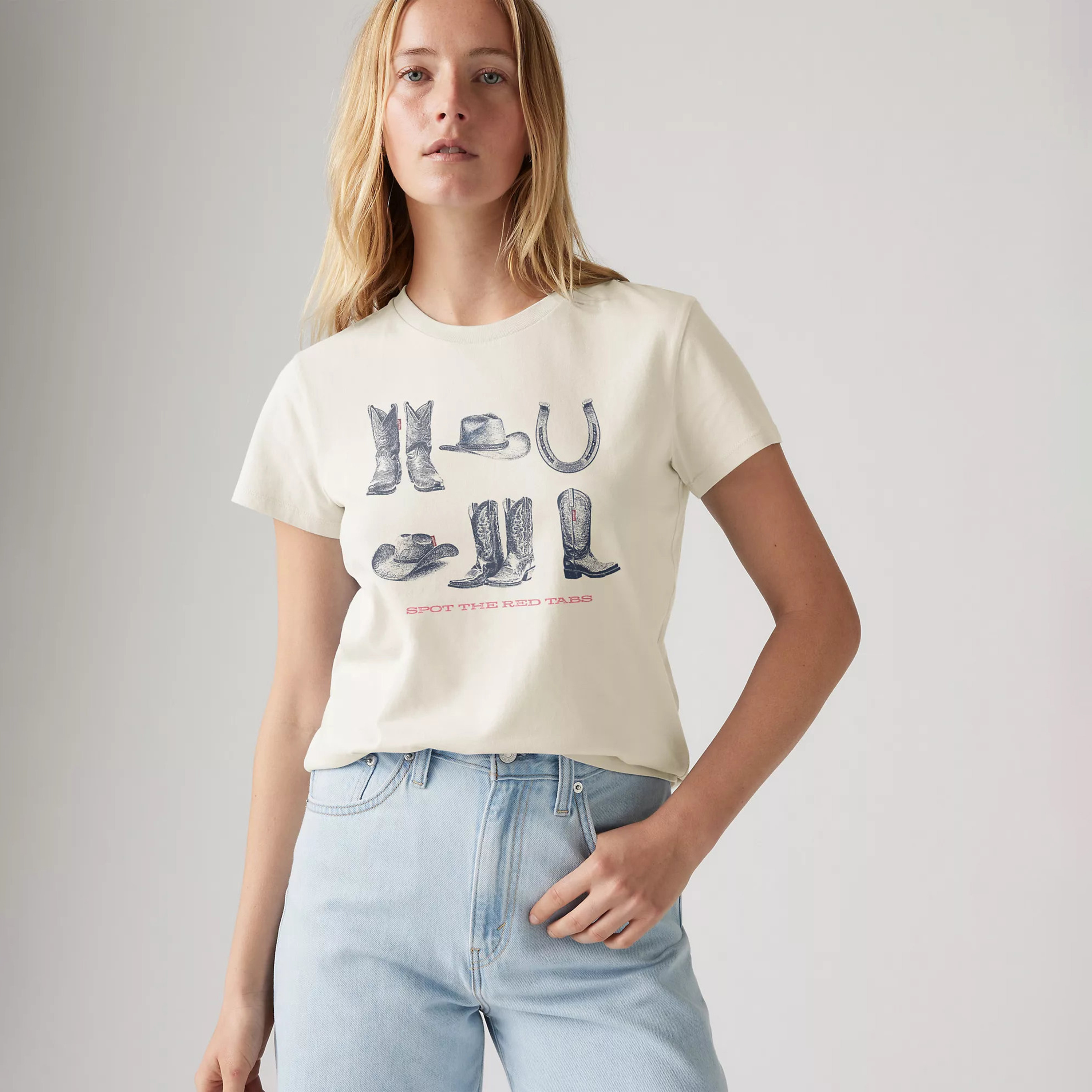 تي شيرت نسائي بطبعة جرافيك وياقة دائرية وأكمام قصيرة من ليفايس-women-clothing-tshirts-image-1