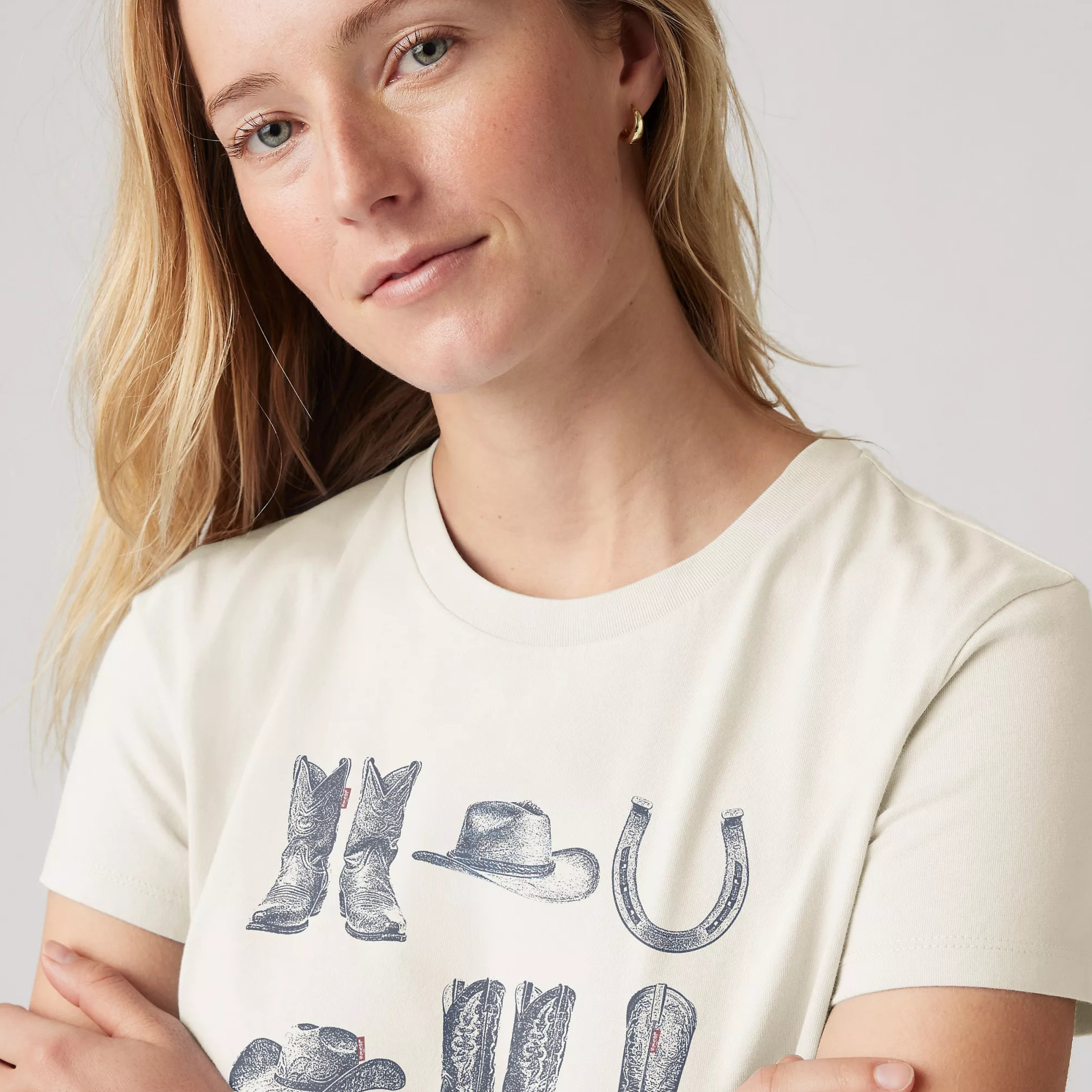تي شيرت نسائي بطبعة جرافيك وياقة دائرية وأكمام قصيرة من ليفايس-women-clothing-tshirts-image-3
