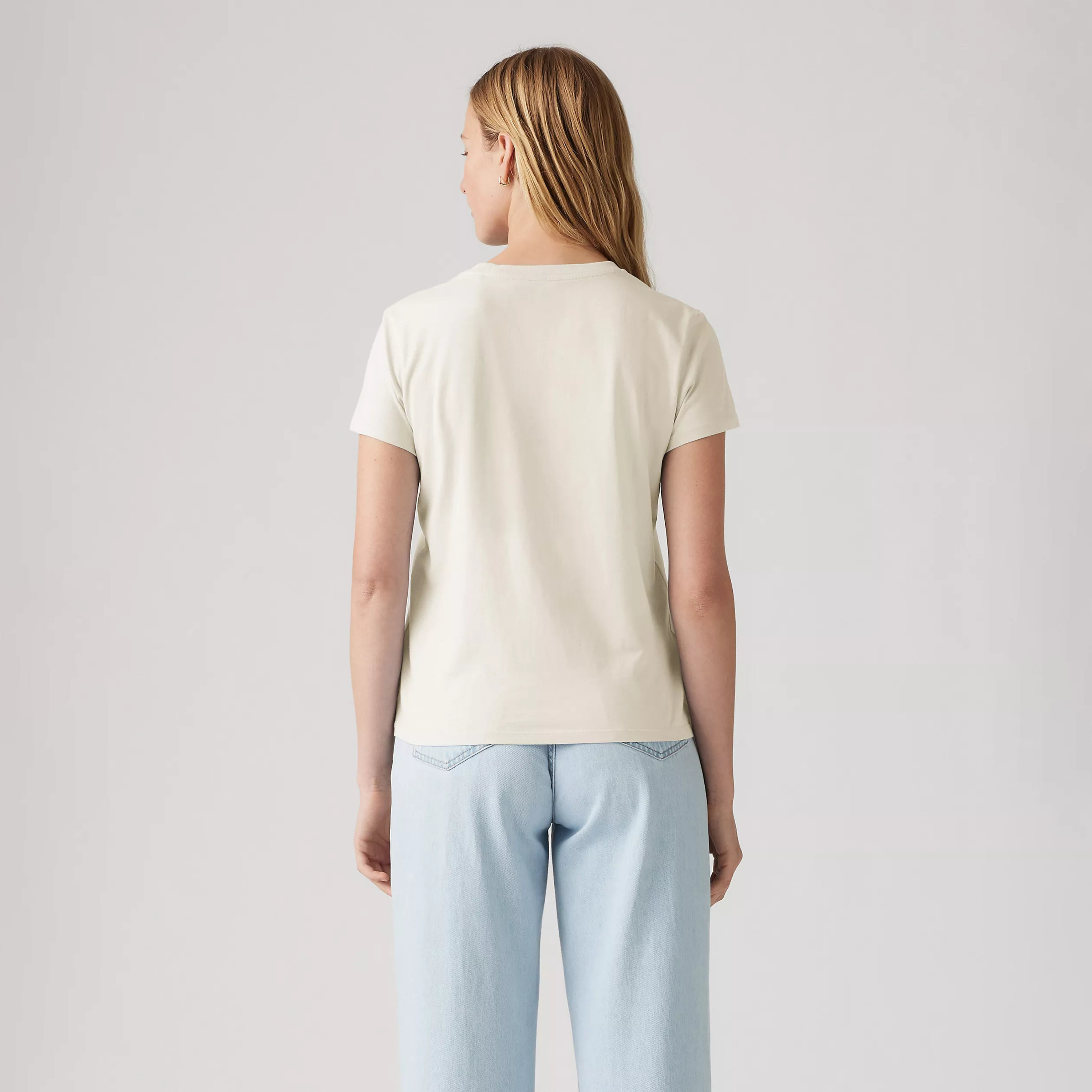 تي شيرت نسائي بطبعة جرافيك وياقة دائرية وأكمام قصيرة من ليفايس-women-clothing-tshirts-image-4
