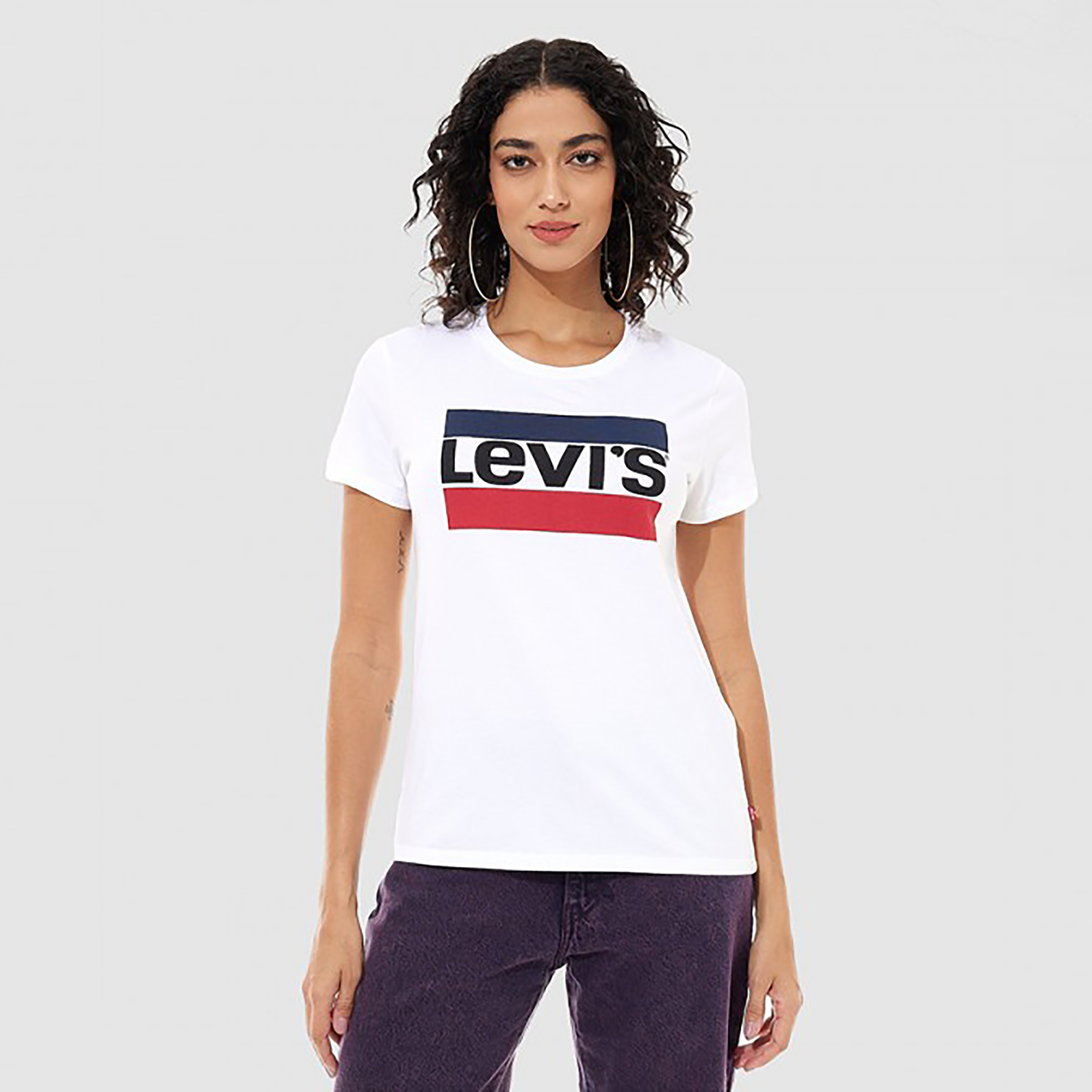 تي شيرت نسائي بأكمام قصيرة وياقة دائرية وشعار من ليفايس-women-clothing-tshirts-image-1