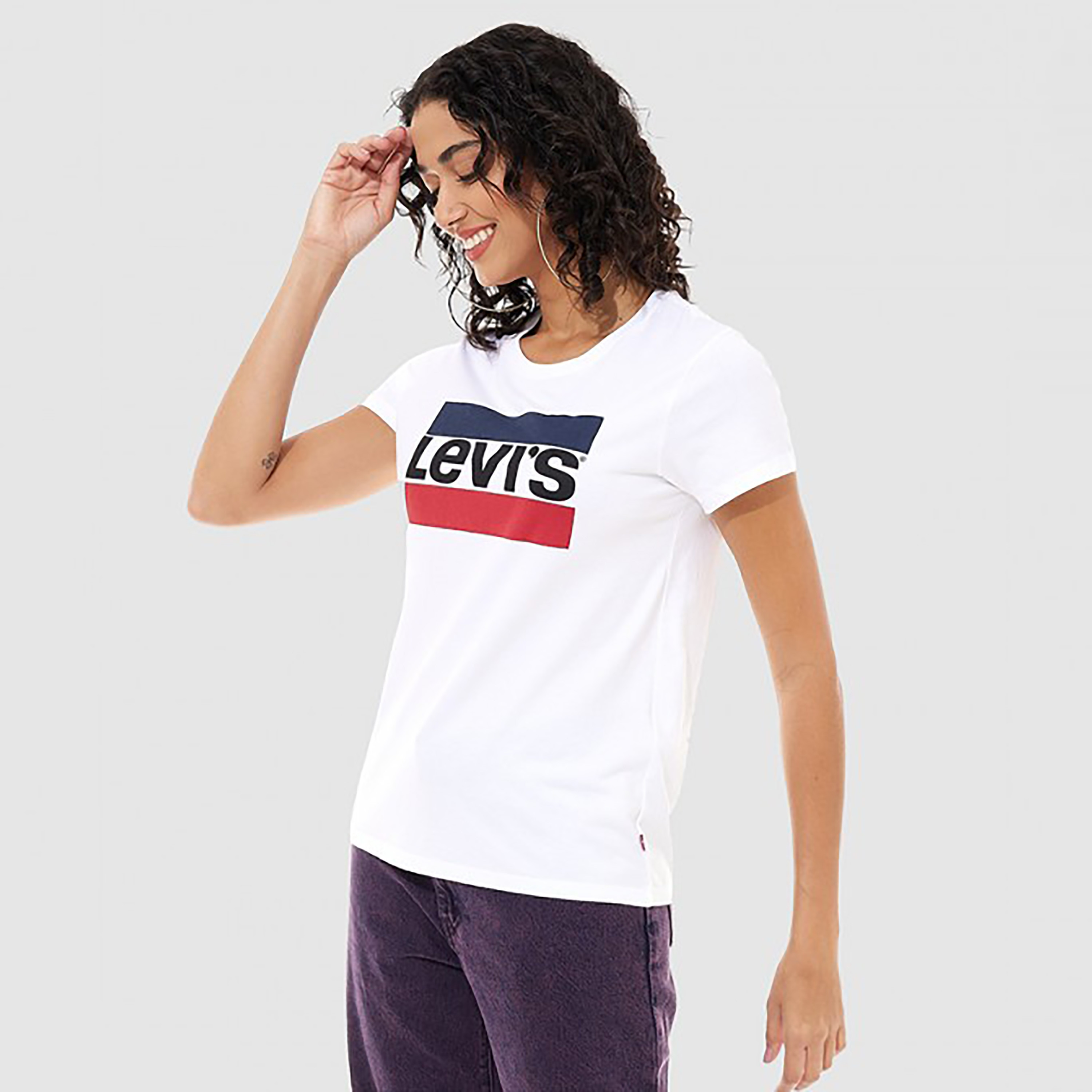 تي شيرت نسائي بأكمام قصيرة وياقة دائرية وشعار من ليفايس-women-clothing-tshirts-image-2