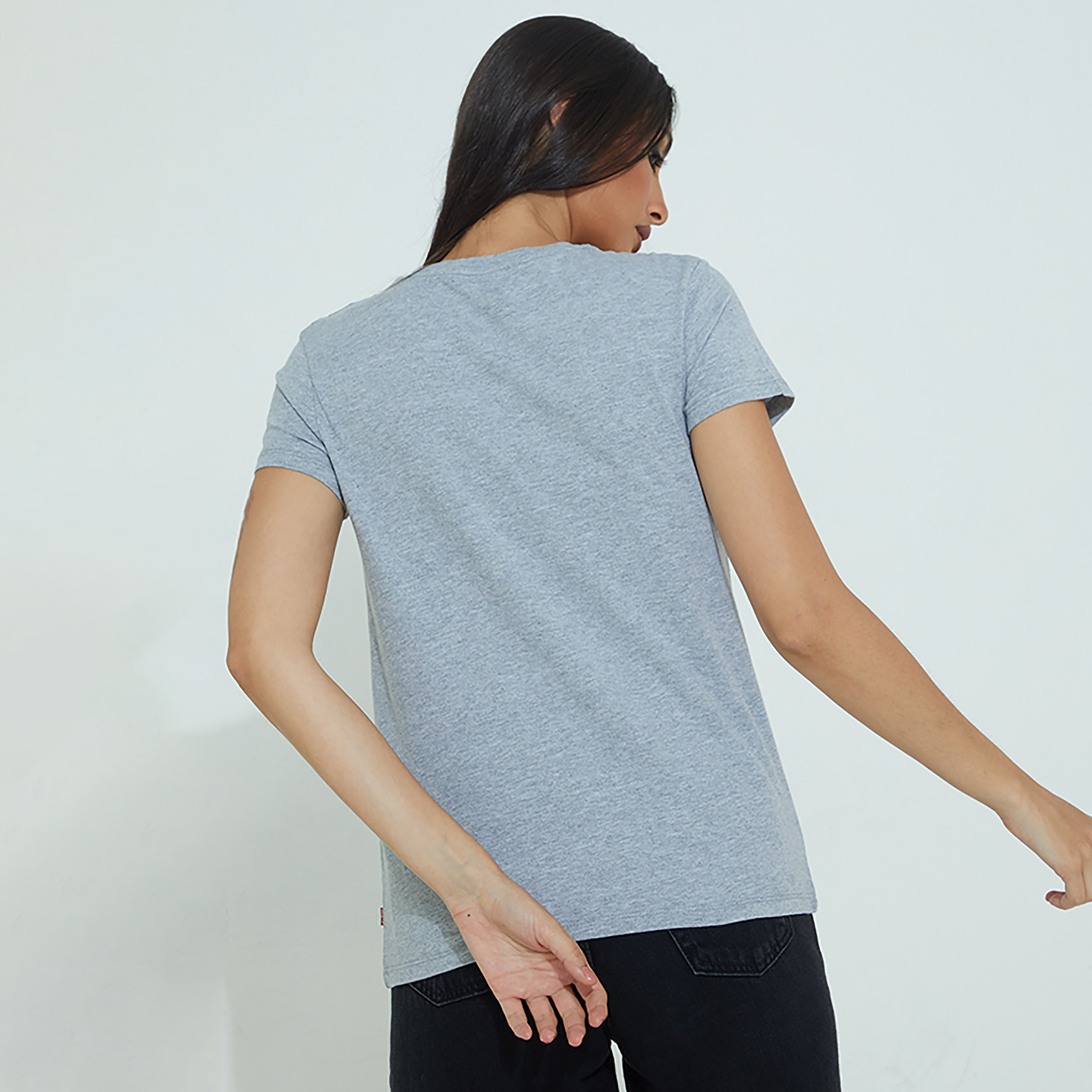 تيشيرت ليفايز بأكمام قصيرة وياقة دائرية مع شعار-women-clothing-tshirts-image-2
