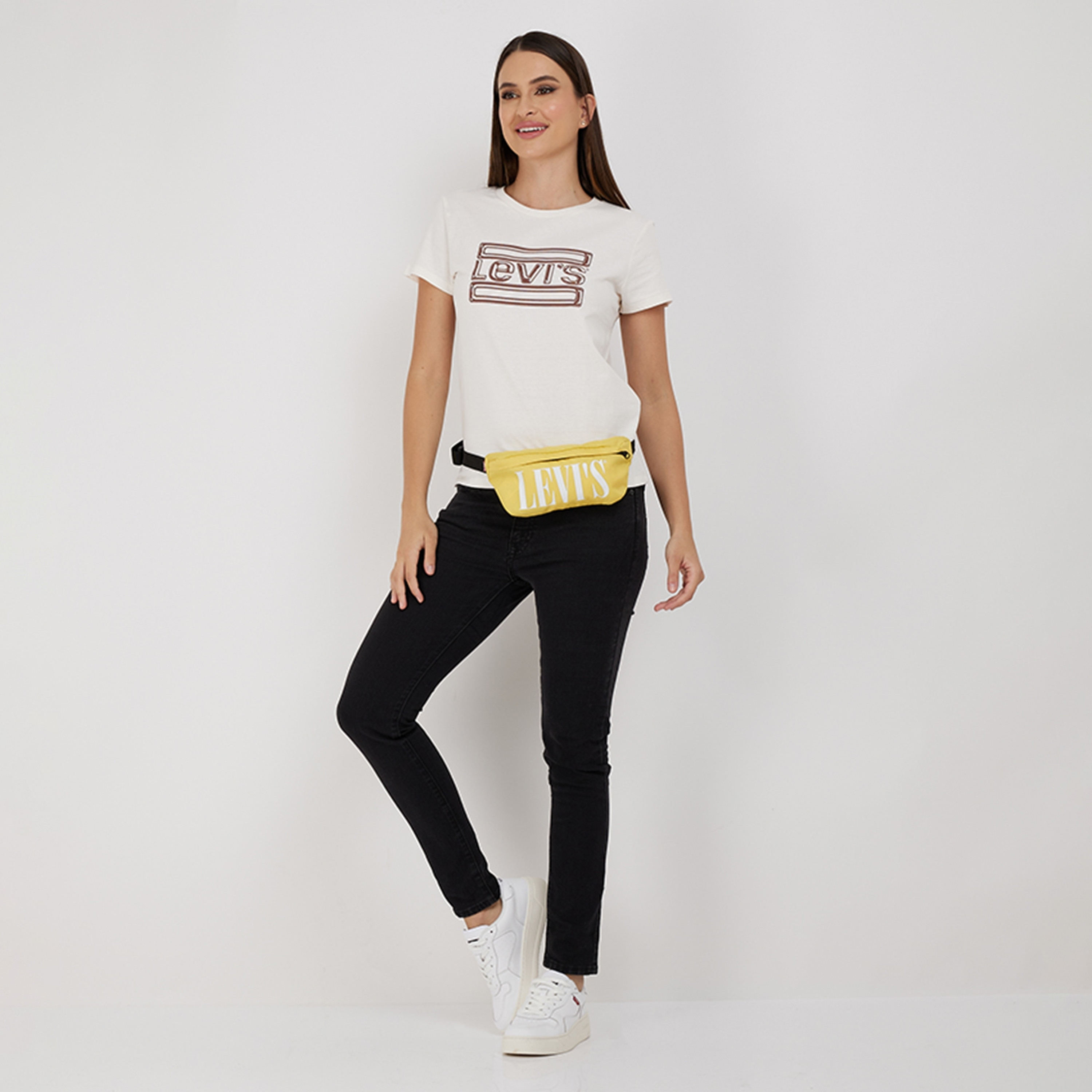 تيشيرت ليفايز بأكمام قصيرة وياقة دائرية مع مطبوع بشعار-women-clothing-tshirts-image-2