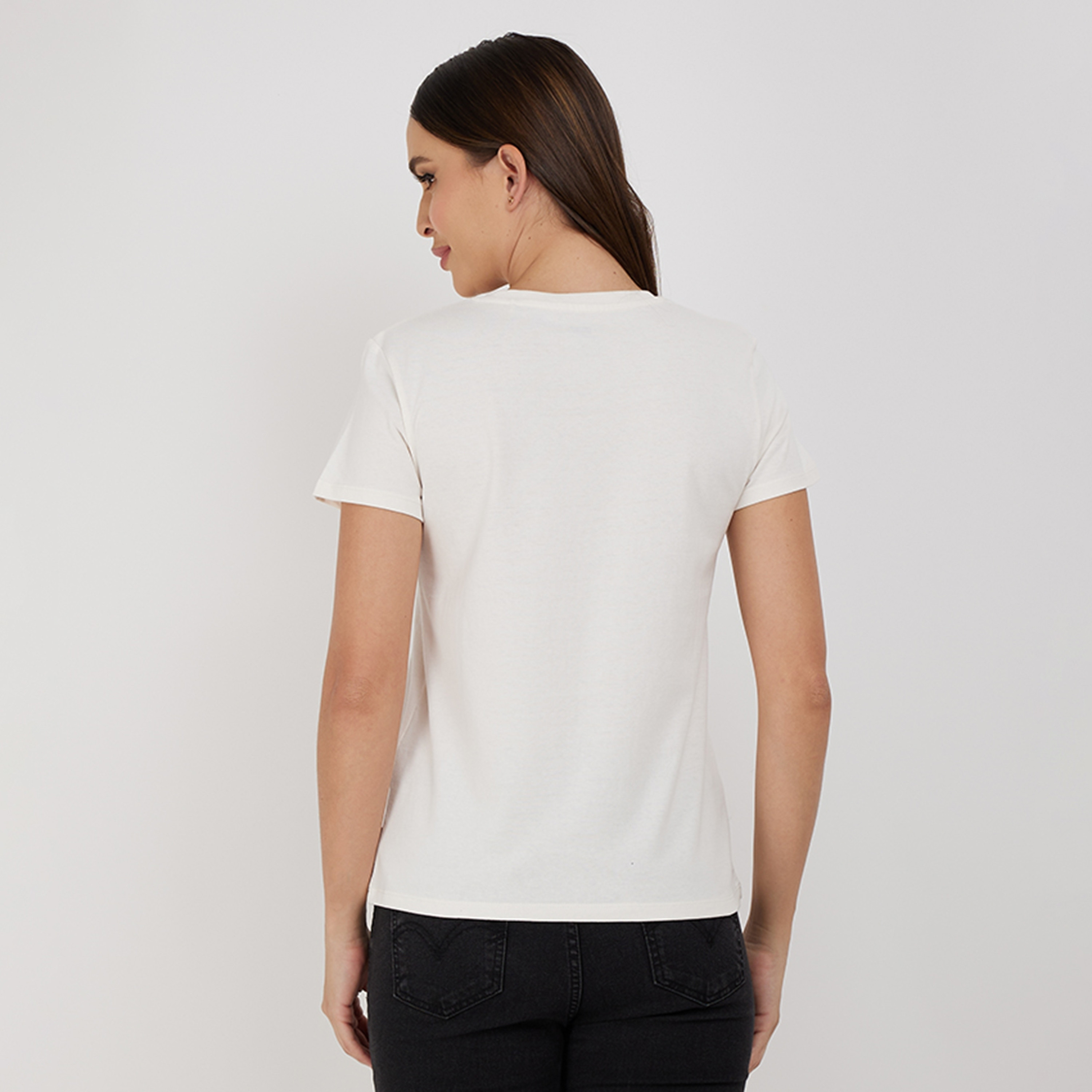 تيشيرت ليفايز بأكمام قصيرة وياقة دائرية مع مطبوع بشعار-women-clothing-tshirts-image-4