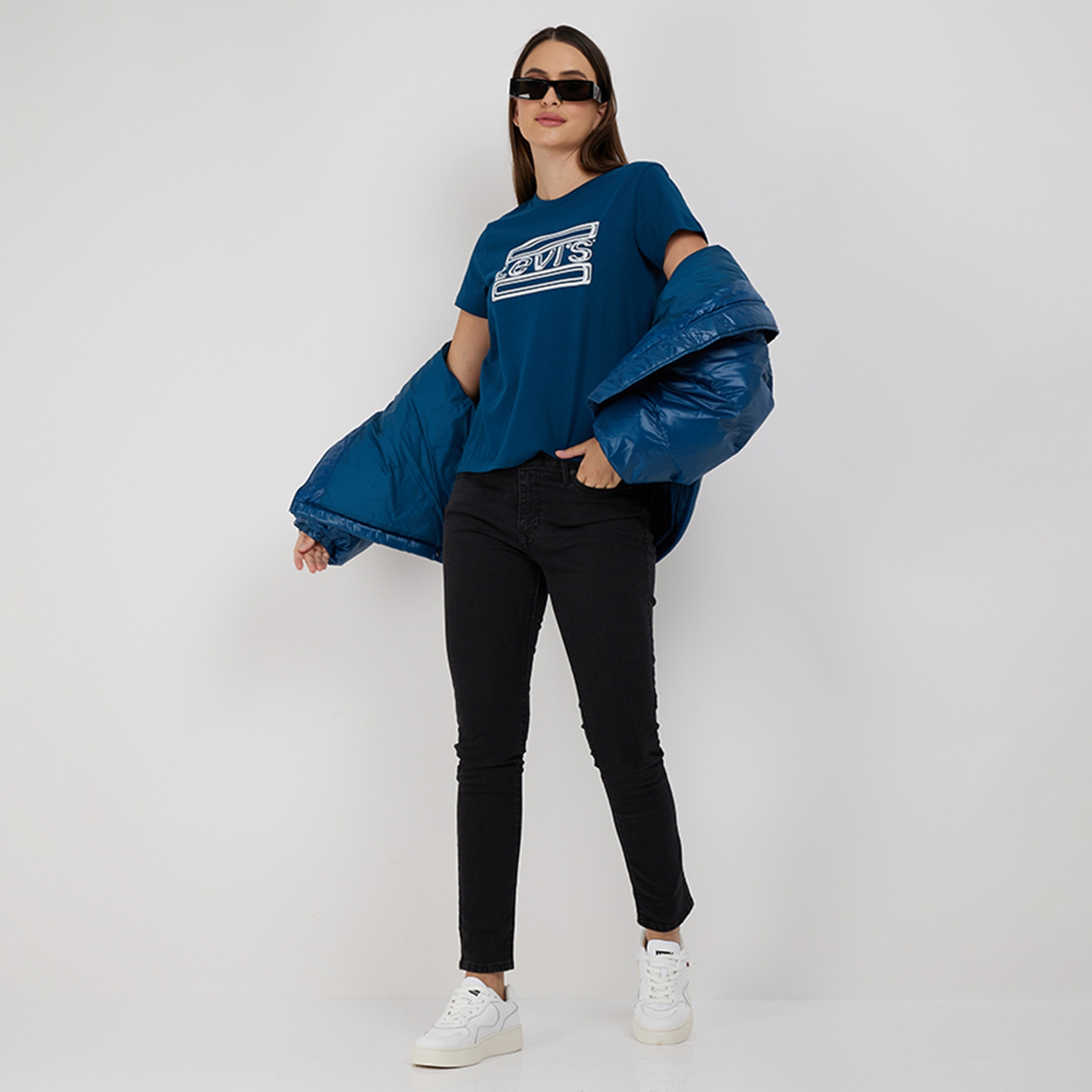 تيشيرت ليفايز بأكمام قصيرة وياقة دائرية مع مطبوع بشعار-women-clothing-tshirts-image-2