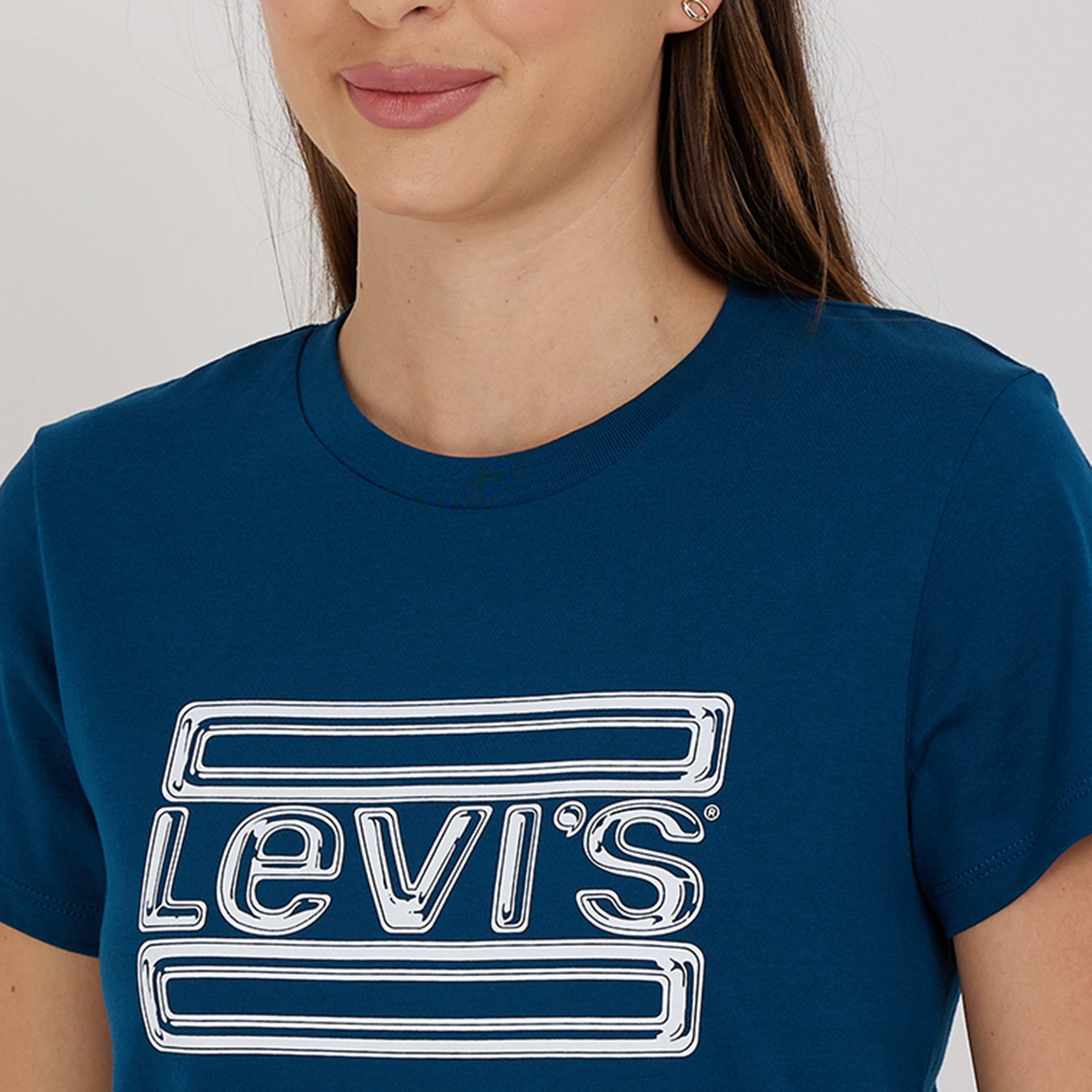 تيشيرت ليفايز بأكمام قصيرة وياقة دائرية مع مطبوع بشعار-women-clothing-tshirts-image-3