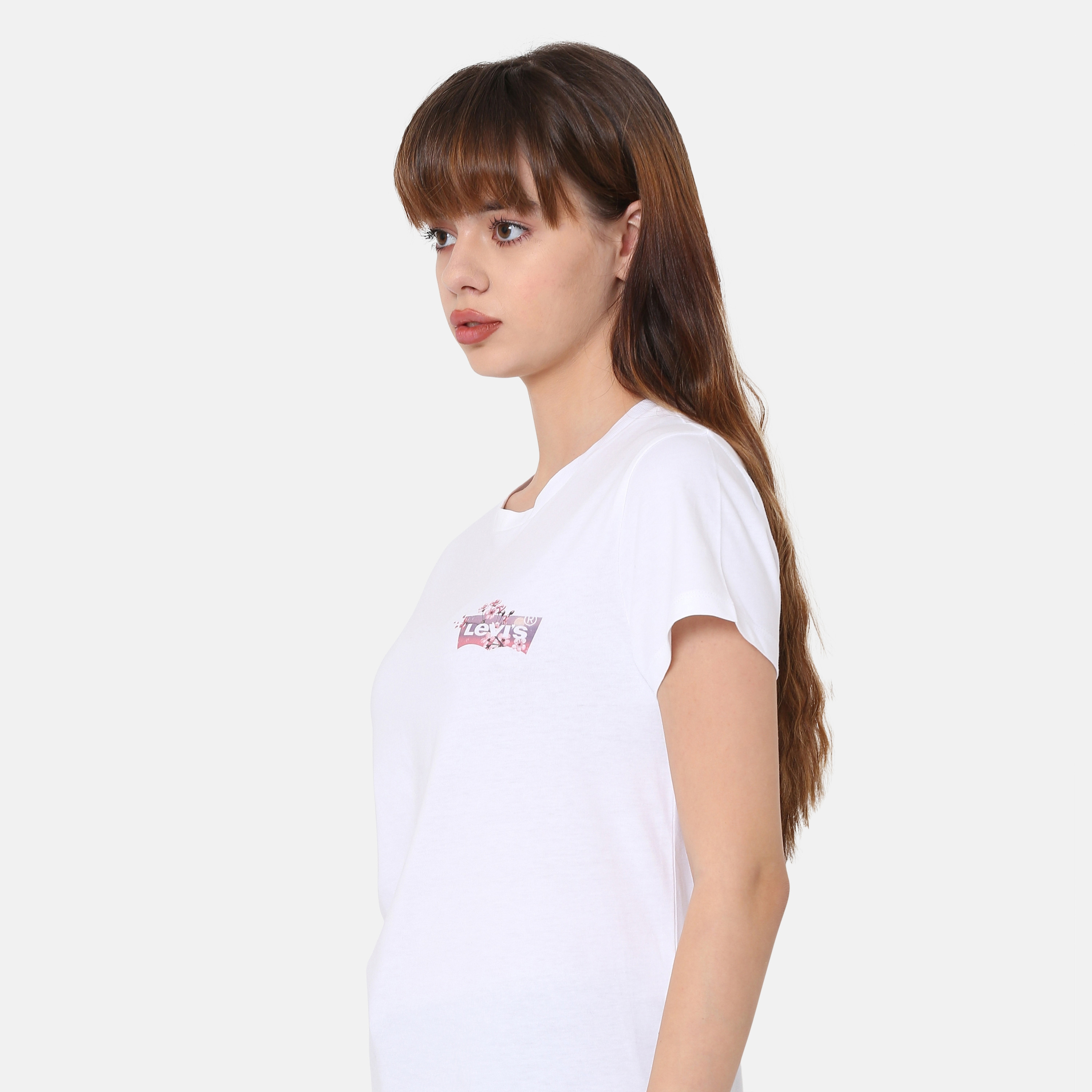 تي شيرت نسائي بأكمام قصيرة وياقة دائرية وشعار من ليفايس-women-clothing-tshirts-image-2