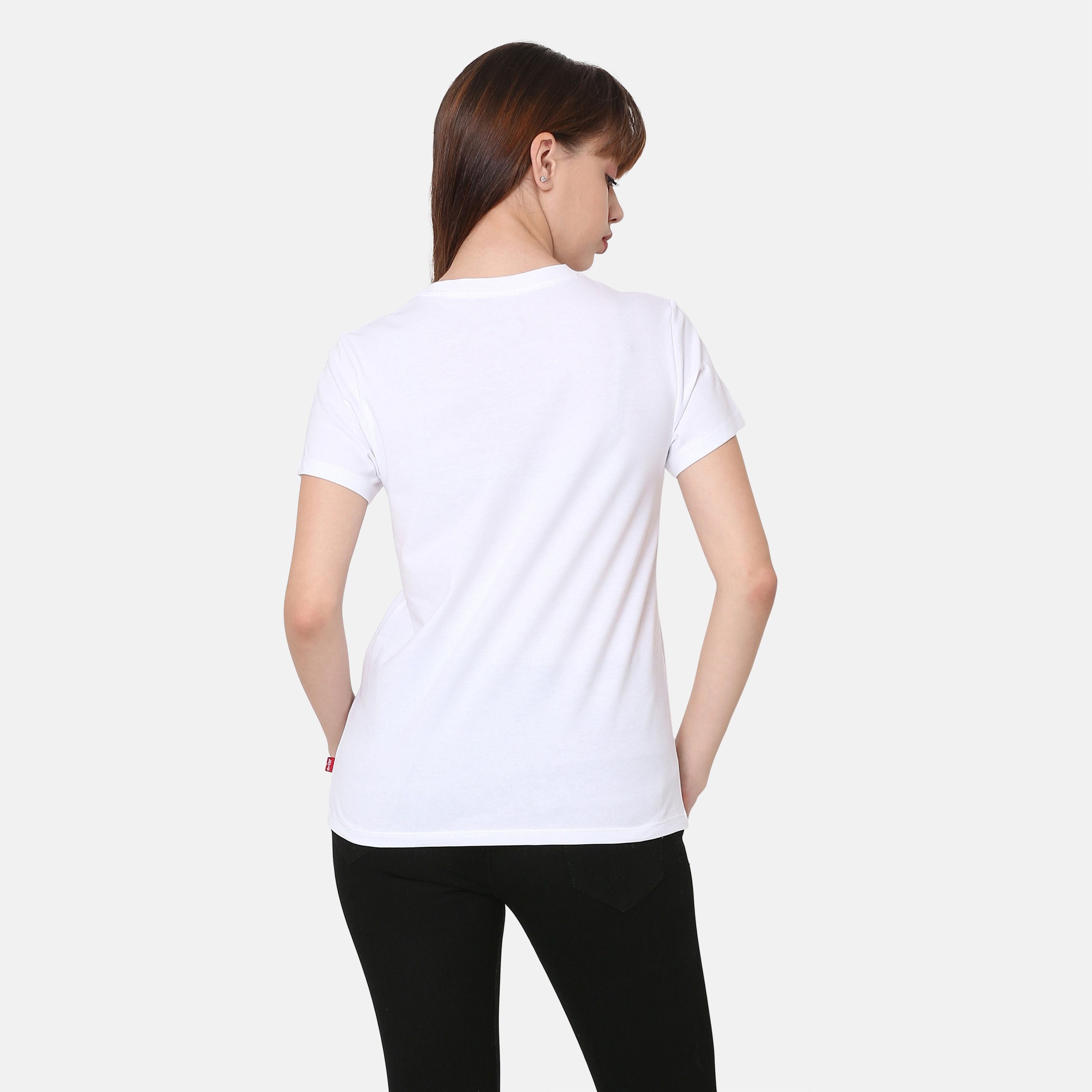 تي شيرت نسائي بأكمام قصيرة وياقة دائرية وشعار من ليفايس-women-clothing-tshirts-image-3
