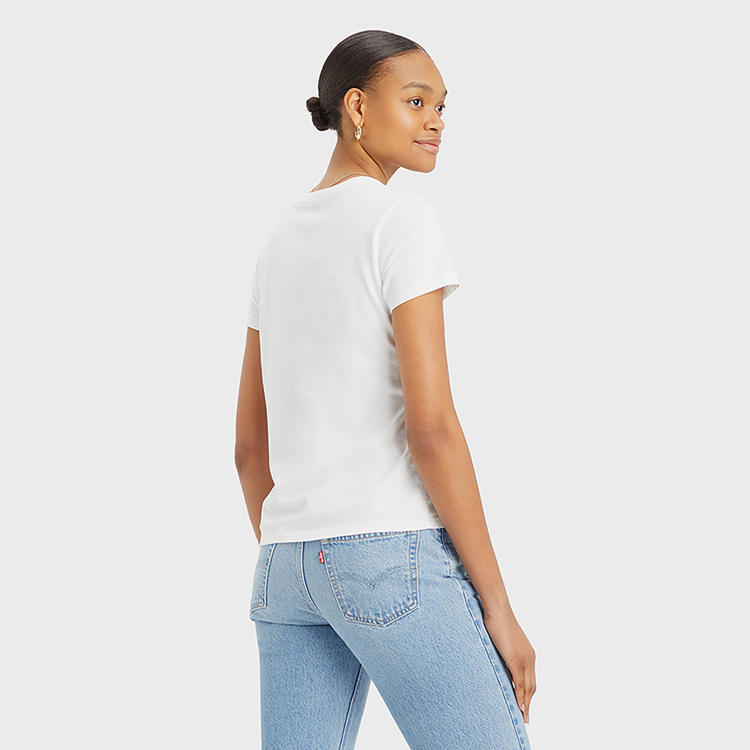 تي شيرت نسائي بأكمام قصيرة وياقة دائرية وشعار Levi-women-clothing-tshirts-image-2