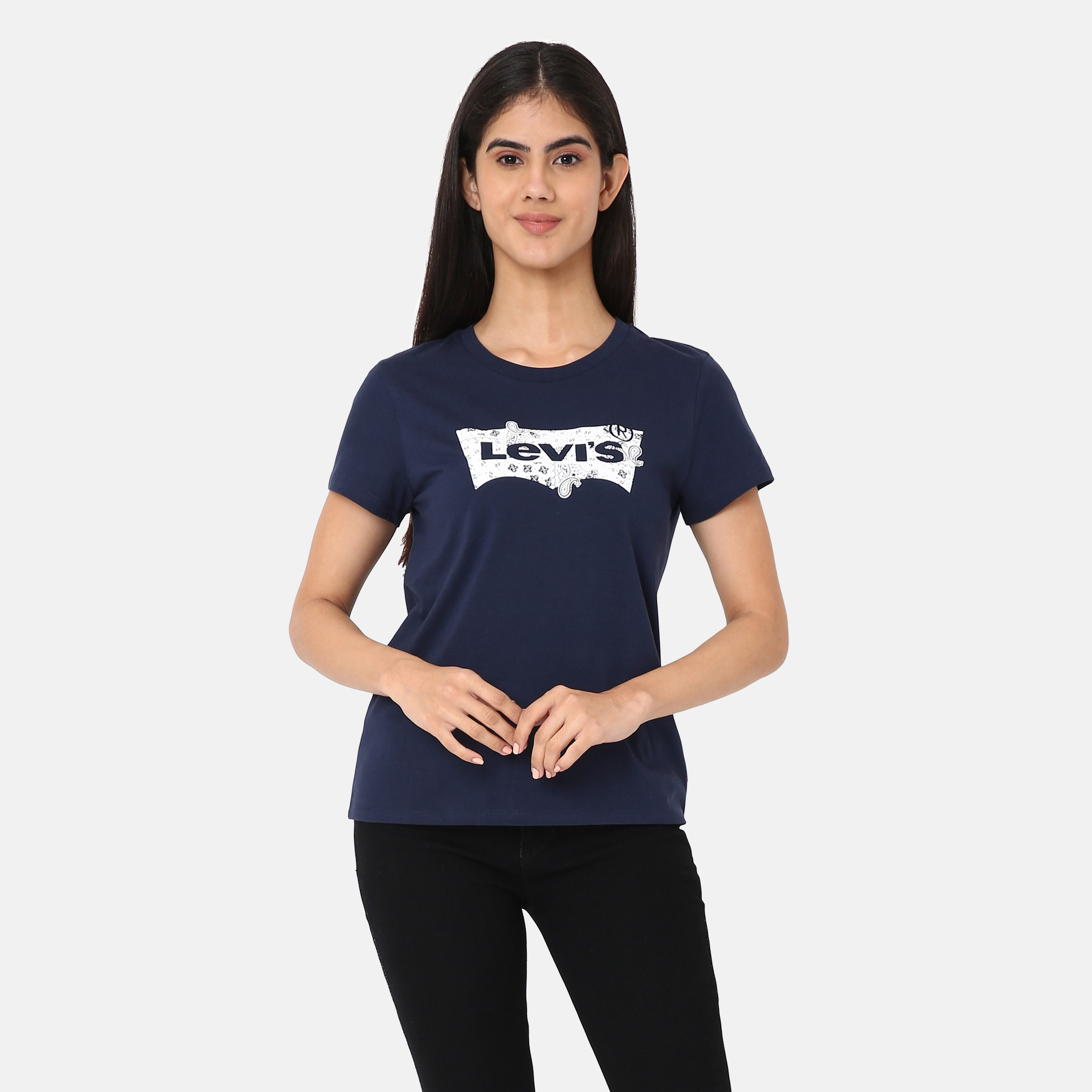 تي شيرت نسائي بطبعة بايزلي وشعار ورقبة دائرية وأكمام قصيرة من ليفايس-women-clothing-tshirts-image-1