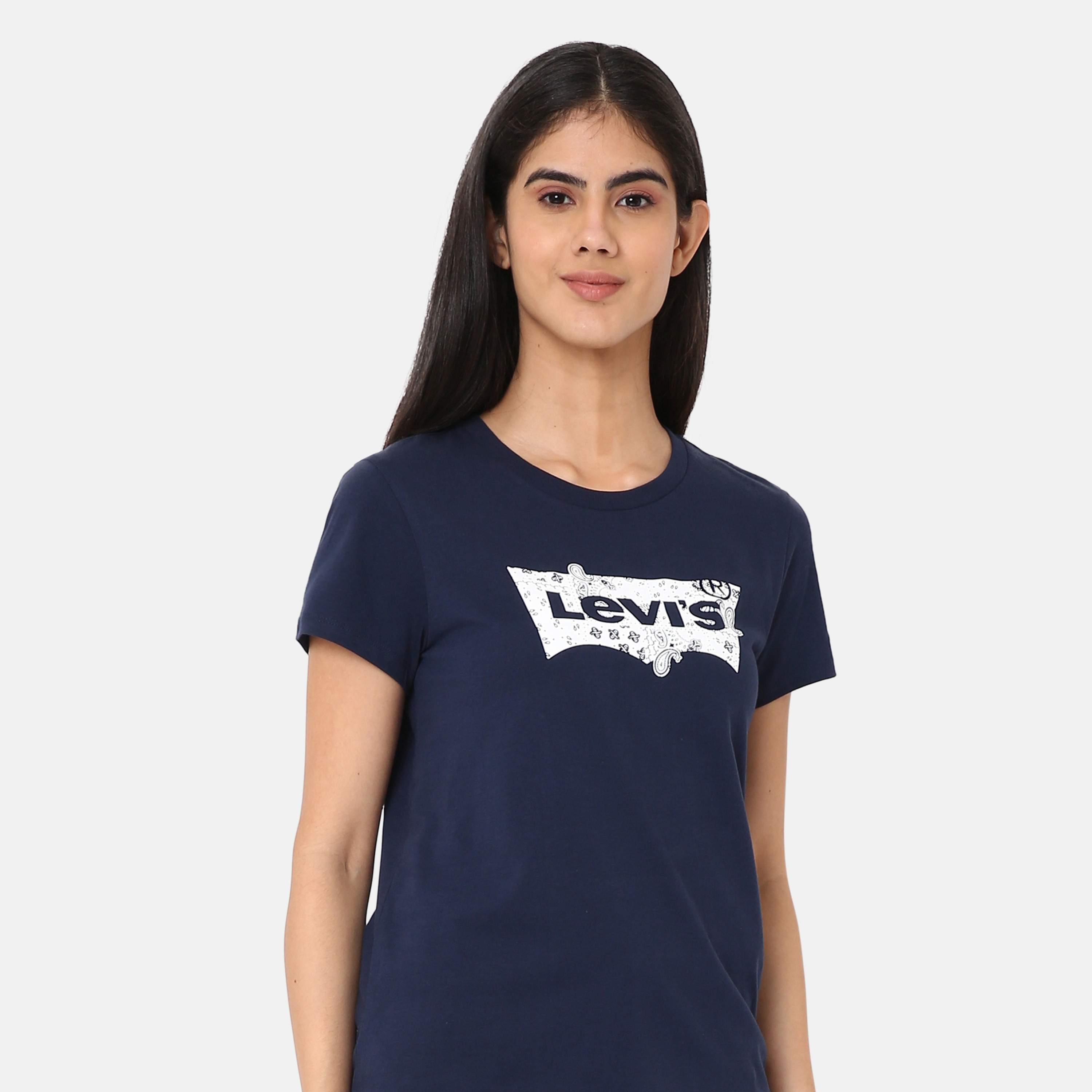 تي شيرت نسائي بطبعة بايزلي وشعار ورقبة دائرية وأكمام قصيرة من ليفايس-women-clothing-tshirts-image-2