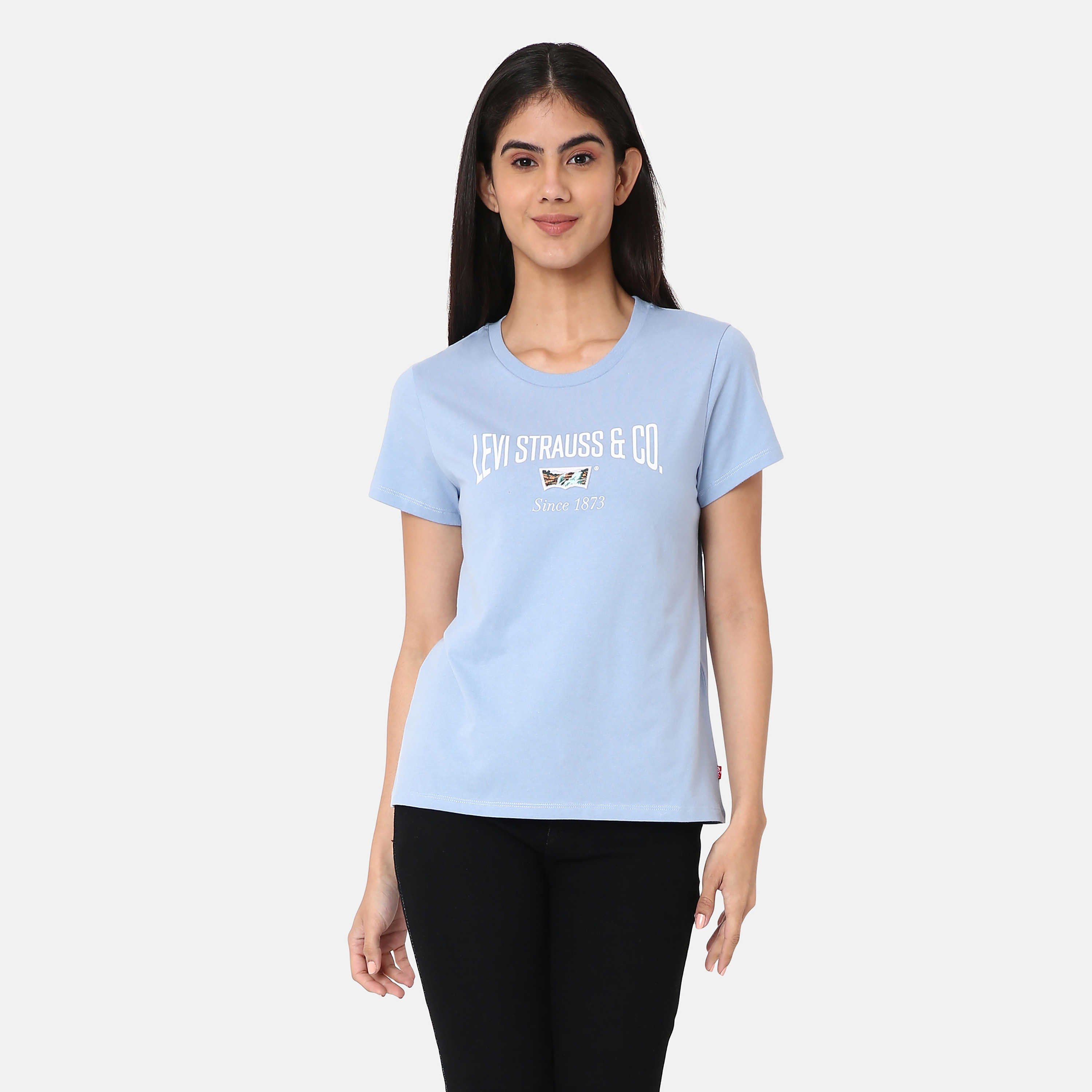 تي شيرت نسائي بأكمام قصيرة وياقة دائرية وشعار من ليفايس-women-clothing-tshirts-image-1