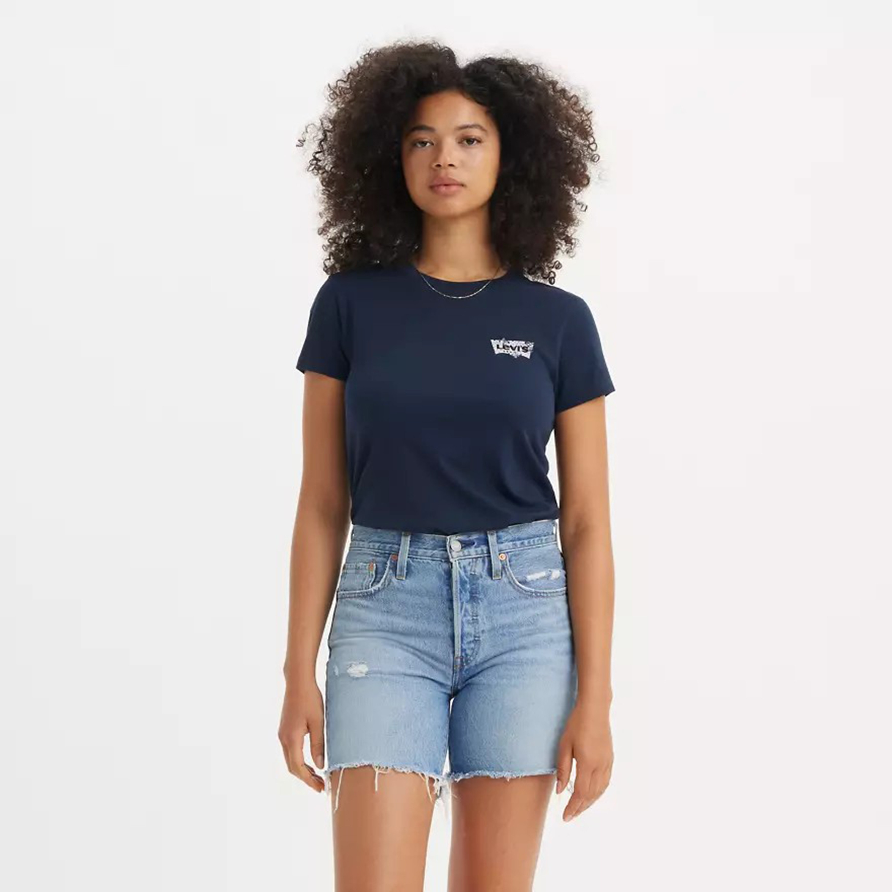 تي شيرت نسائي بأكمام قصيرة ورقبة دائرية وشعار من ليفايس-women-clothing-tshirts-image-1