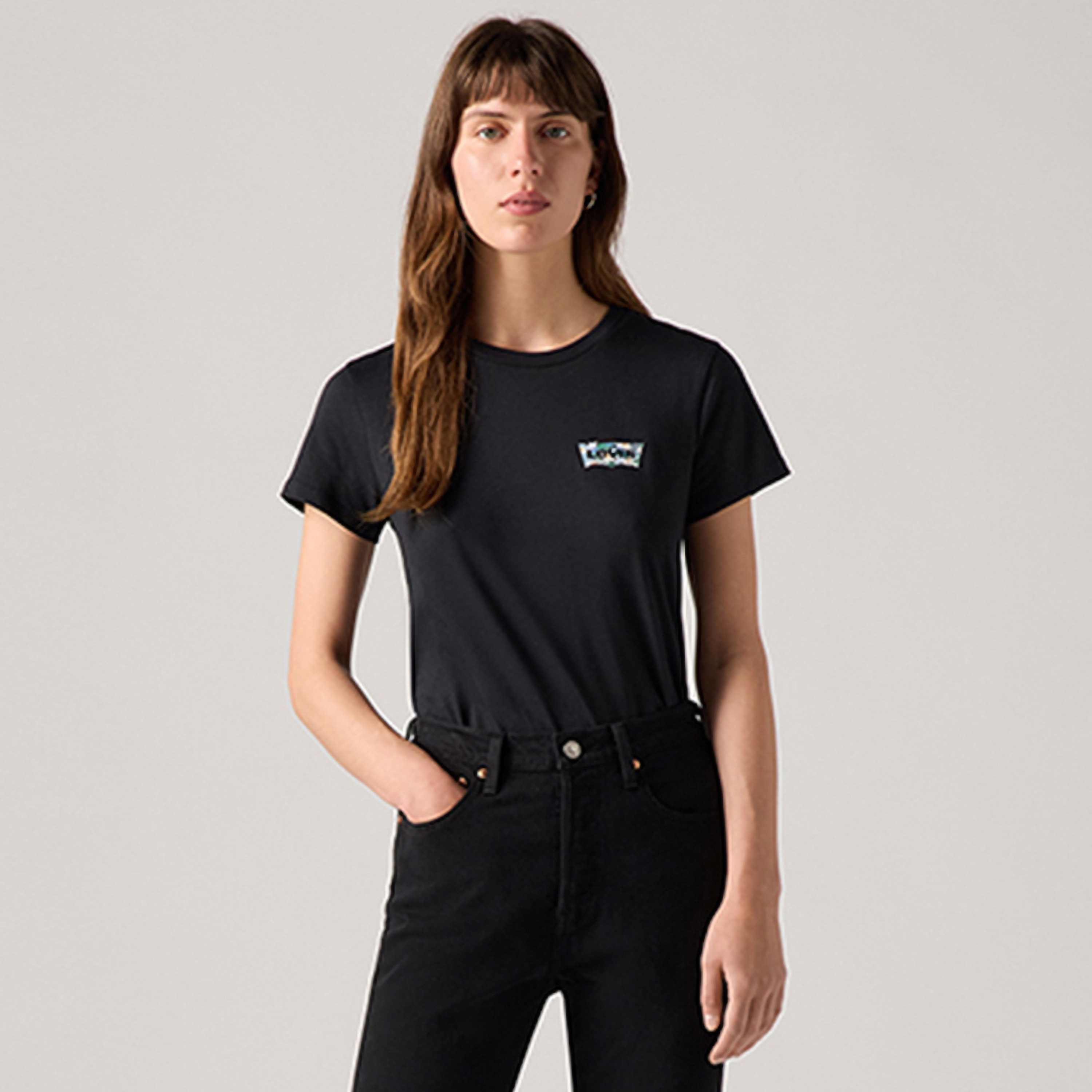 تي شيرت نسائي بأكمام قصيرة ورقبة دائرية سادة من ليفايس-women-clothing-tshirts-image-1