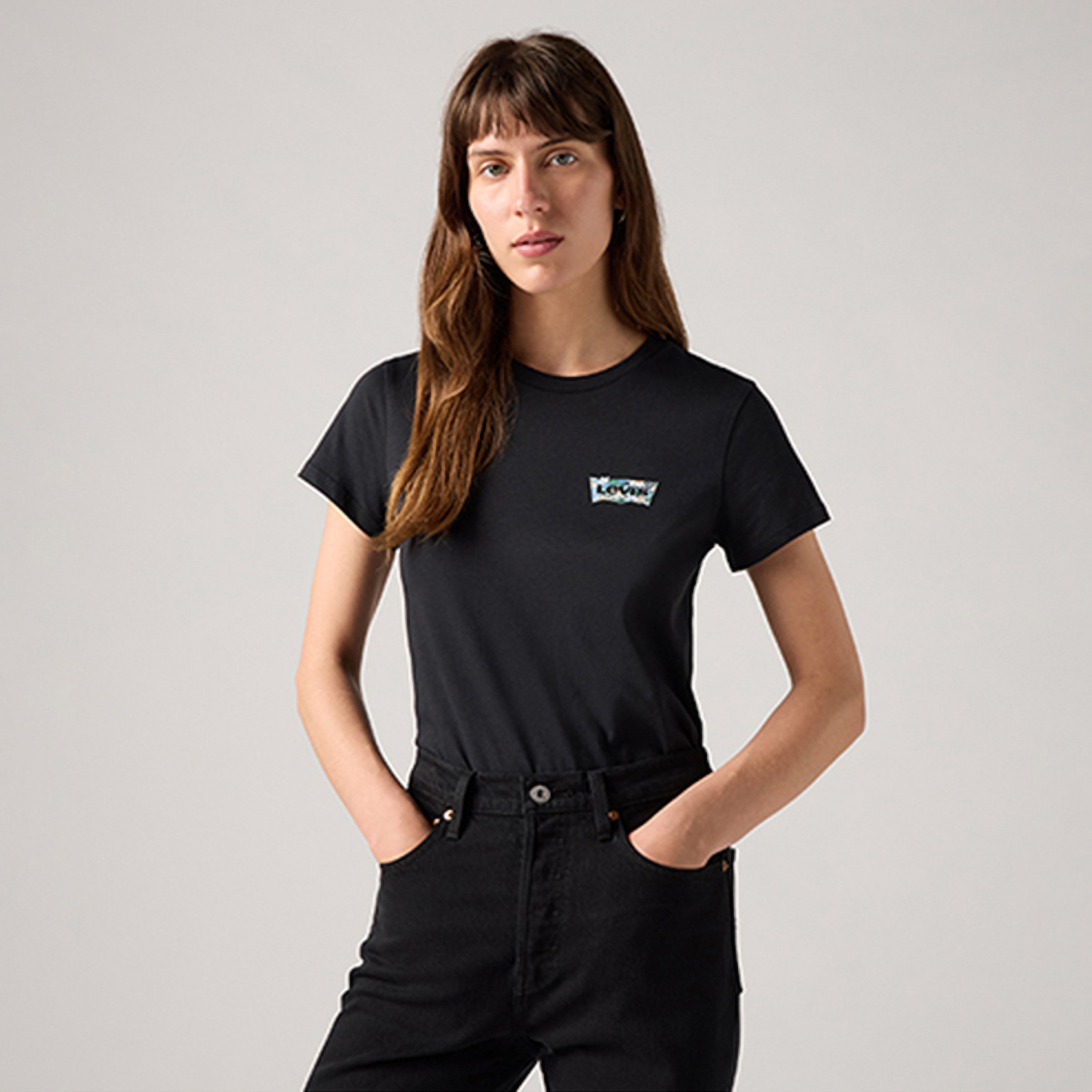 تي شيرت نسائي بأكمام قصيرة ورقبة دائرية سادة من ليفايس-women-clothing-tshirts-image-2